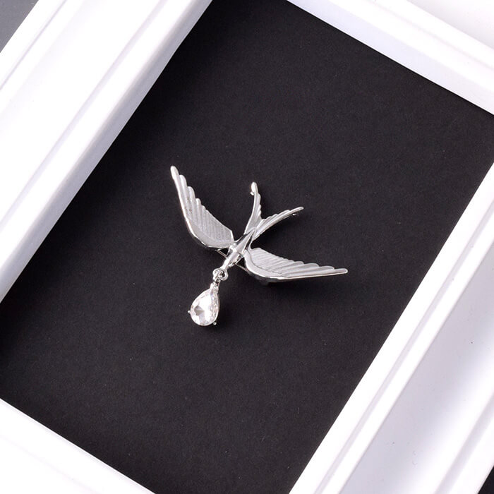 ブローチ 餌をくわえた鳥 シルバー アクセサリー 結婚式 卒業式 卒園式 入学式 入園式 スーツ ジャケット