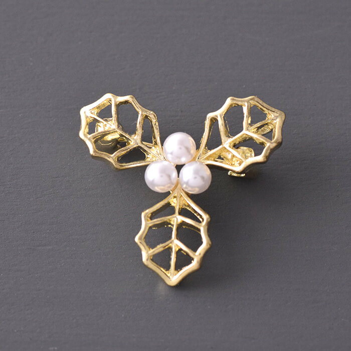 Trifari ヒイラギブローチゴールド パール ケース付き Trifari ヒイラギブローチゴールド パール ケース付き TRIFARI