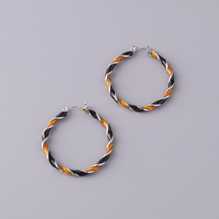 樂天商城 - ハロウィン限定 フープピアス ツイストデザイン 黒オレンジストライプ ポップで華やかコスプレにもおすすめ