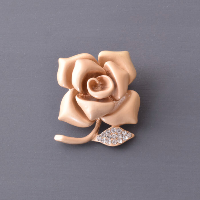 バラ ブローチ ベージュゴールド フラワー モチーフ ラインストーン付き 上品 アクセサリー レディース フォーマルにも