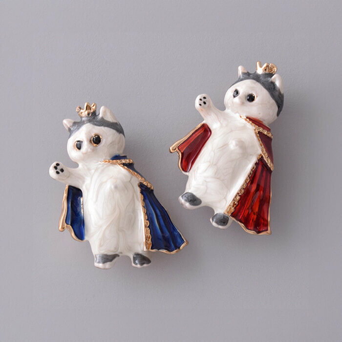 樂天商城 - 猫 ブローチ 王様マント ブルー / レッド アニマルモチーフ キラキラ 可愛い アクセサリー レディース