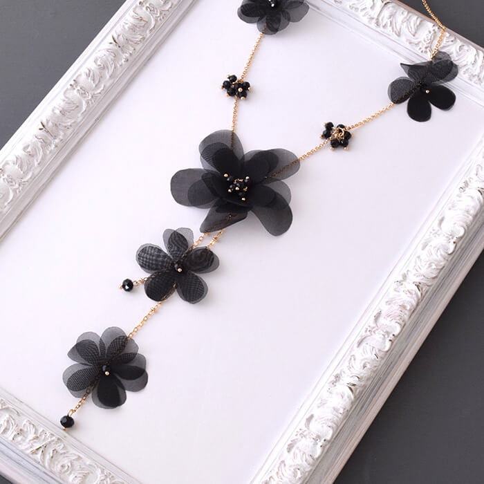 樂天商城 - 【10%OFFクーポン本日限定】ブラック フラワー ネックレス レディース 上品 華やか 立体花モチーフ ドレスに映える パーティーアクセ 結婚式 二次会 フォーマル