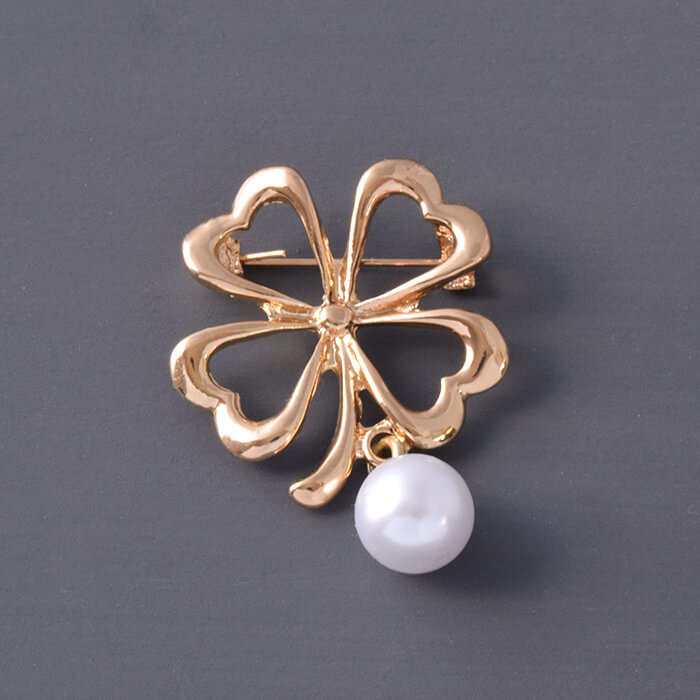 四葉 クローバー ブローチ パール 揺れる ゴールド 幸運 モチーフ ピンブローチ レディース 上品 大人 フォーマル 入学式 卒業式 結婚式 ギフト