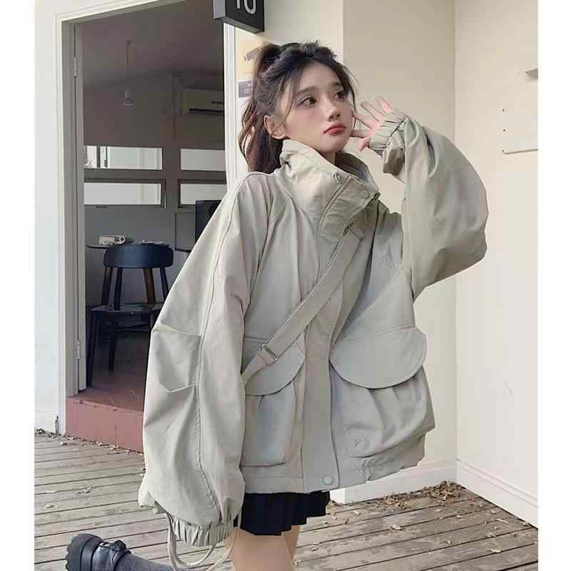 【 裏 あり】【 バッグなし】 春秋冬 大きいサイズ 感の ある 女性 服の スーツ ジャケット商品番号: 8100#生地名: ポリエステル主な生地構成: ポリエステル(ポリエステル繊維)主な生地構成 2: ポリエステル(ポリエステル繊維)パターン: ソリッドカラー: タイプ組み合わせ形態: 単品厚さ: 中程度の衣服の長さ: 通常スタイル(50cm&amp;lt;長さ≤65cm)袖丈: 長袖スリーブ首輪の種類: スタンドカラー注目要素: ポケット職人技: コラージュ/スプライシング色: アプリコット,ダークグレー,黒サイズ: S,M,L,XLスタイルタイプ: 韓国レジャー前立て: プルオーバー主な生地成分の含有量: 95%以上スタイル: カジュアルスタイル対象年齢層: 大人国境を越えたタイプ: 快適でカジュアル対象性別: レデイース国境を越えた供給はか: はい製品カテゴリー: コート主な生地成分 2 の含有量: 95%以上主な下流販売エリア1: 東南アジア主な下流販売エリア2: とアメリカ