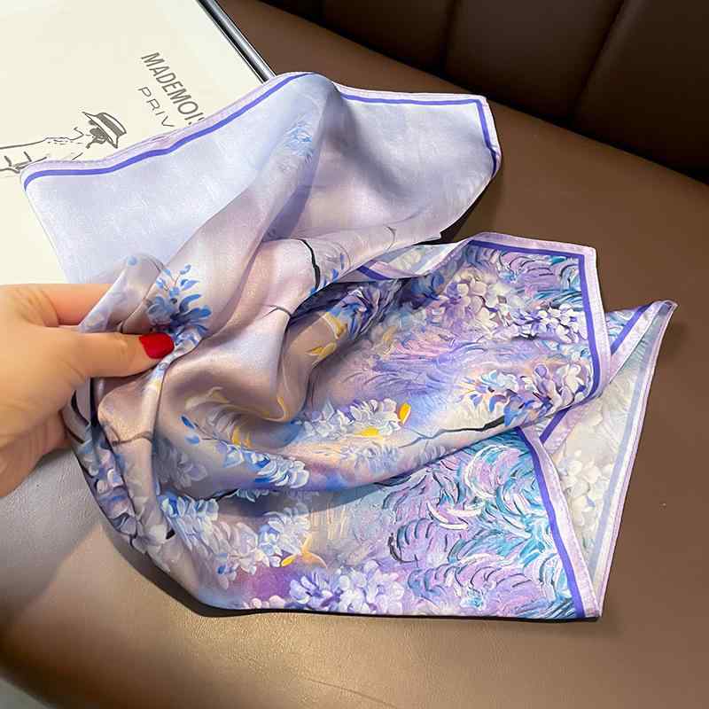 スカーフ レディース シルク バンダナ ストール 小判 絹 正方形 花柄 油絵風 レトロ パープル系 エレガント 高級感 おしゃれ 首元 アクセント バッグチャーム ネッカチーフ 髪飾り ヘアアレンジ 手首 巻き物 薄手 軽量 通気性 柔らかい