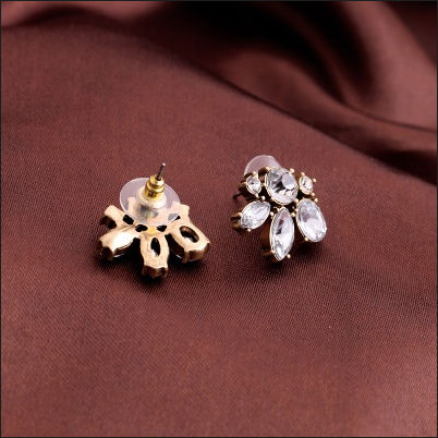 営業日昼12時まで当日発送！ アンティーク風 ゴールド きらめき ビジュー ピアス ビジューピアス ビジュー ピアス レディース 女子会、結婚式、お呼ばれ、パーティー デイリー、アクセサリー ゴールド ビジュー メール便 大 0774 人気 バレンタイン格安通販　バレンタイン　人気　ランキング