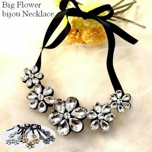 営業日昼12時まで当日発送！　フラワー リボン ネックレス ビジューネックレス ビジュー ネックレス クリア ビッグフラワー ブラック レディース 結婚式 ゴージャス お呼ばれ パーティ 花 ビッグ パーティー 結婚式 ボリューム 豪華 かわいい メール便 バレンタイン格安通販　バレンタイン　人気　ランキング
