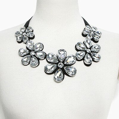 営業日昼12時まで当日発送！　フラワー リボン ネックレス ビジューネックレス ビジュー ネックレス クリア ビッグフラワー ブラック レディース 結婚式 ゴージャス お呼ばれ パーティ 花 ビッグ パーティー 結婚式 ボリューム 豪華 かわいい メール便 バレンタイン格安通販　バレンタイン　人気　ランキング