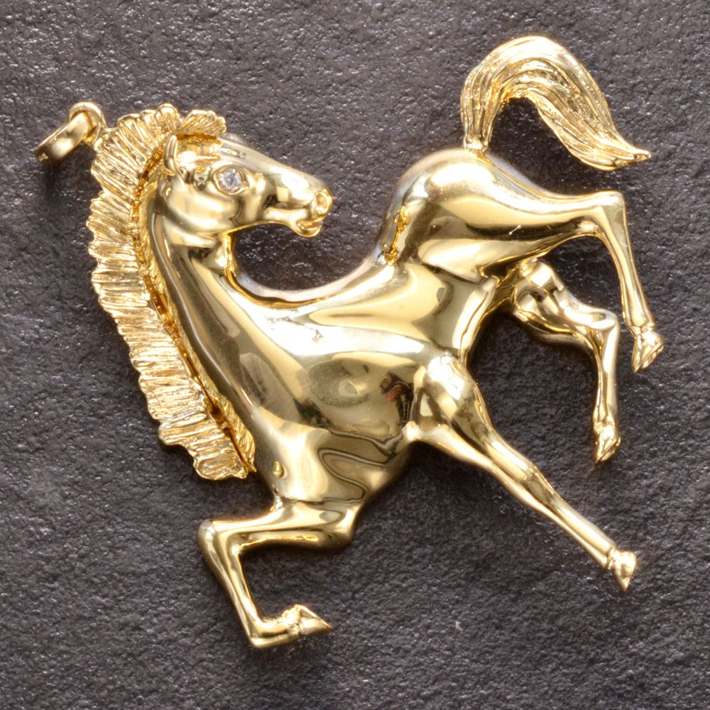 商品番号 CTC02502 使用貴金属 K18（18金イエローゴールド） 刻印有り 使用石 ダイヤモンド計0.005ctカラット 刻印有り 総重量 約9g サイズ サイズ トップ 横:約40mm 縦約49mm 厚み:約5.2mm バチカン内径 縦幅:約4.9mm 厚み:約2.9mm ※いずれも最大部を計測しております。 付属品 鑑別書 ジュエリーケース 備考 納期4週間(受注生産品・商品代引不可) ※重量とカラットは多少上下する場合がございます。 ※バチカン内径拡大をご希望の場合はプルダウンより選択ください。通常納期＋2週間要します。バチカンの形状やご希望いただく大きさによっては拡大出来ない場合や形が異なって仕上がる場合がございます。 18金を使った馬モチーフのペンダントトップです。前足を高く上げた跳ね馬が躍動感を感じさせるデザイン。ふっくらとした胴体やたてがみの細部まで手に寧に再現しました。たっぷりと地金を使っておおぶりなフォルムが胸元で存在感を放ちます。目にはダイヤモンドをセットしています。 【シーン】 春 夏 秋 冬 カジュアル 普段着 普段使い 通学用 イベント ライブ デート お出かけ 旅行 【用途】 プレゼント ギフト 贈り物 誕生日 バースデー 誕生日プレゼント クリスマス xmas バレンタインデー 思い出 サプライズ 卒業祝い 入学祝い 就職祝い 入社祝い 成人式 成人祝い 記念日 父の日 母の日 【対象】 男性 彼氏 息子 兄 弟 夫 旦那 父 お父さん 祖父 男友達 紳士 メンズ 女性 彼女 娘 姉 妹 妻 奥さん 母 お母さん 祖母 女友達 婦人 レディース お友達 友人 高校生 大学生 社会人 大人 【年齢】 10代 20代 30代 40代 50代 60代ペンダントトップ メンズ 18金 K18 18K ダイヤモンド 馬 ホース ペンダントヘッド ネックレストップ イエローゴールド 男性用 刻印入り 鑑別書付き シンプル プレゼント ギフト K18 ダイヤモンド 馬モチーフ ペンダントトップ ふっくらとした馬のフォルムやたてがみなどの細部まで丁寧に再現したデザイン。 使用例（ブラックダイヤネックレス別売り）おおぶりのフォルムが胸元で存在感を放ちます。 目にはダイヤモンドをセットしています。 K18 ダイヤモンド 馬モチーフ ペンダントトップ。 馬・馬蹄モチーフアイテム特集 人気メンズジュエリー 人気レディースジュエリー 新作ジュエリー 喜平一覧 人気メンズペンダントトップ特集を見る