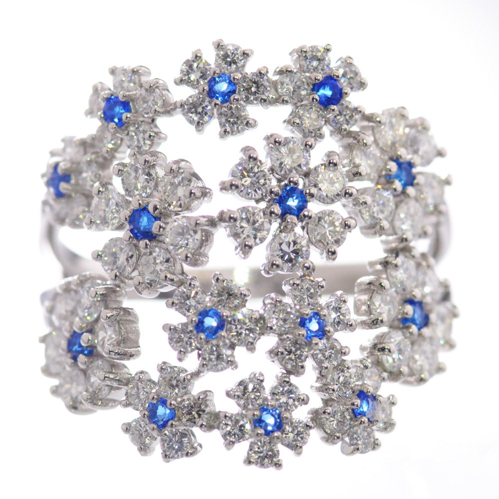 商品番号 DXD00292 使用貴金属 Pt950（プラチナ950） 使用石 アウイナイト計0.15カラット ダイヤモンド計1.29カラット 総重量 約6.9g（12号で計量）（手造りの為多少上下致します） サイズ 幅:(リング上部)約19.5mm (リング下部)約2.1mm 厚み:(リング上部)約2.1mm(リング下部)約1.0mm 付属品 鑑別書 ジュエリーケース 備考 納期4週間(受注生産品・商品代引不可)※使用石と重量は若干上下する場合がございます。 アウイナイトとダイヤモンドのフラワーを数多く並べたリングです。指先で咲く大量のフラワーがあらゆる方向に輝きを放ち視線を集めます。ボリュームの割に透け感のあるデザインなので見た目も重くなく、着け心地も軽やかで指あたりもよいです。ダイヤモンドは無色透明G~Hカラー、SI~I1、Goodカット程度で照りのある上質なものをセット致します。ご注文をお受けしてから国内工房の職人が手作業でお作り致します。※カラーストーンの品質につきましては必ず商品画像と同程度のものを使用して作成致します。色味や品質においてはご安心下さい。 その他アウイナイトジュエリー一覧はこちら 完全1点もの　VIPセレクションアウイナイト ダイヤモンド リング 指輪 プラチナ Pt950 フラワー 日本製 人気メンズジュエリー 人気レディースジュエリー 新作ジュエリー 喜平一覧