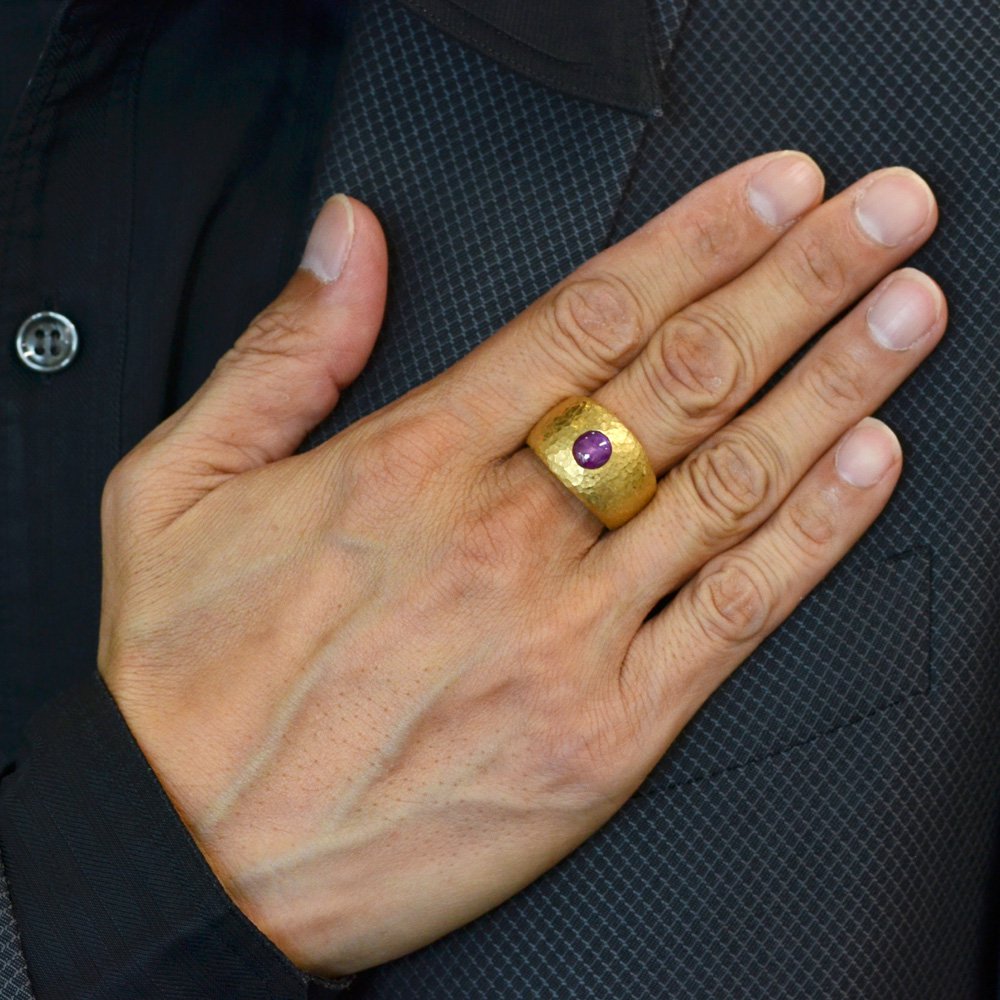 【スーパーSALE★15%OFFクーポン】指輪 メンズリング 18金 K18 18K カボションカット スタールビー 男性 幅広 槌目 艶消し イエローゴールド 日本製 刻印入り ごつい 太め カラーストーン シンプル 30代 40代 50代 【人気アイテム】