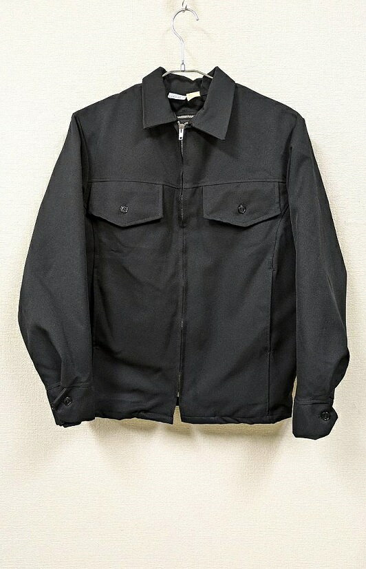 1980'sデッドストックのUSポリス＆セキュリティに新型が加わりました！ 商品説明 特徴 USポリス＆セキュリティDptのワークジャケットに新型が加わりました。　先に入荷したモデル同様、1980'sデッドストックでジッパーで着脱可能なキルティングライナー付きのMADE IN U.S.A.ですが、こちらは胸にフラップポケットが付き、バックヨークがストレートではなくウエスタン風になっています。　コチラはコチラで、伝統的なアメリカンクロージングのディティールがさりげなく使われていて、イイ感じですね。 素材、色 ポリエステル素材 ブラック サイズ US.S = 着丈62.5cm,身幅53.5cm,肩幅45cm,袖丈58.5cm, US.M = 着丈69cm,身幅61.5cm,肩幅45.5cm,袖丈63cm,＊採寸は外寸ですので、ライナーを付けた状態ですと表記よりも少しタイトな着心地になるかと思います。 コンディション 新品（未使用、デッドストック） 注意 画面上と実物では多少色具合が異なって見える場合もございます。　基本的な仕様、デザインは同じですが、メーカー、ジッパーのカラー、タグの表記および形状が個体により異なる場合がございます。　現地の保管時に発生したと思われる、ウォッシュで解消できる程度の（ホコリ？）汚れがある場合がございます。　放出品特有の縫製の粗やアイロンやスチーマーで解消できるヨレ、シワ等がある場合がございます。