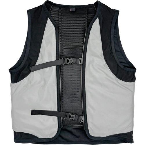 体感温度マイナス7℃の涼しさ！ 電気を使わず、水のみを使用した気化熱式冷却ベスト 水やバッテリーの交換が不要な気化熱式冷却ベスト。 発生した水蒸気と衣服内の空気の循環により、気化・吸熱を促進。 【仕様】 特許番号：特許取得［特許番号］ 特許 第 7318898号 本体サイズ：着丈：55cm、肩幅：37cm、胸囲98〜120cm 素材・混率 　本体 ［表地1］ メッシュ：ポリエステル100％ アルミスパッタリング ［表地2］ ストレッチメッシュ：ポリエステル82％　ポリウレタン18％ ［裏地］ ダブルラッセル：ポリエステル100％ ［フィルム］ ナイロン100％ ポリウレタンラミネート ［中材］ レーヨン100％ 　　　　 ポリエステル100％ 重量：約280g 連続使用時間：約3〜5時間 原産国：中国 セット内容：ベスト本体×1、注水用ボトル×1、取扱説明書 お手入れ方法：手洗い可能