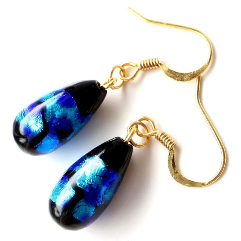 [GOLD STONE] 光る ホタルガラス しずく ピアス 両耳用 雫 ドロップ型 とんぼ石 青色 ブルー 沖縄