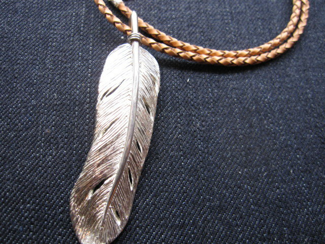 HARAJUKU STORE ORIGINALCARVE FEATHER PENDANT NECKLESS(原宿実店舗オリジナル 925シルバーペンダント 革ひもネックレス付き)ご注文から納期約二週間 送料無料