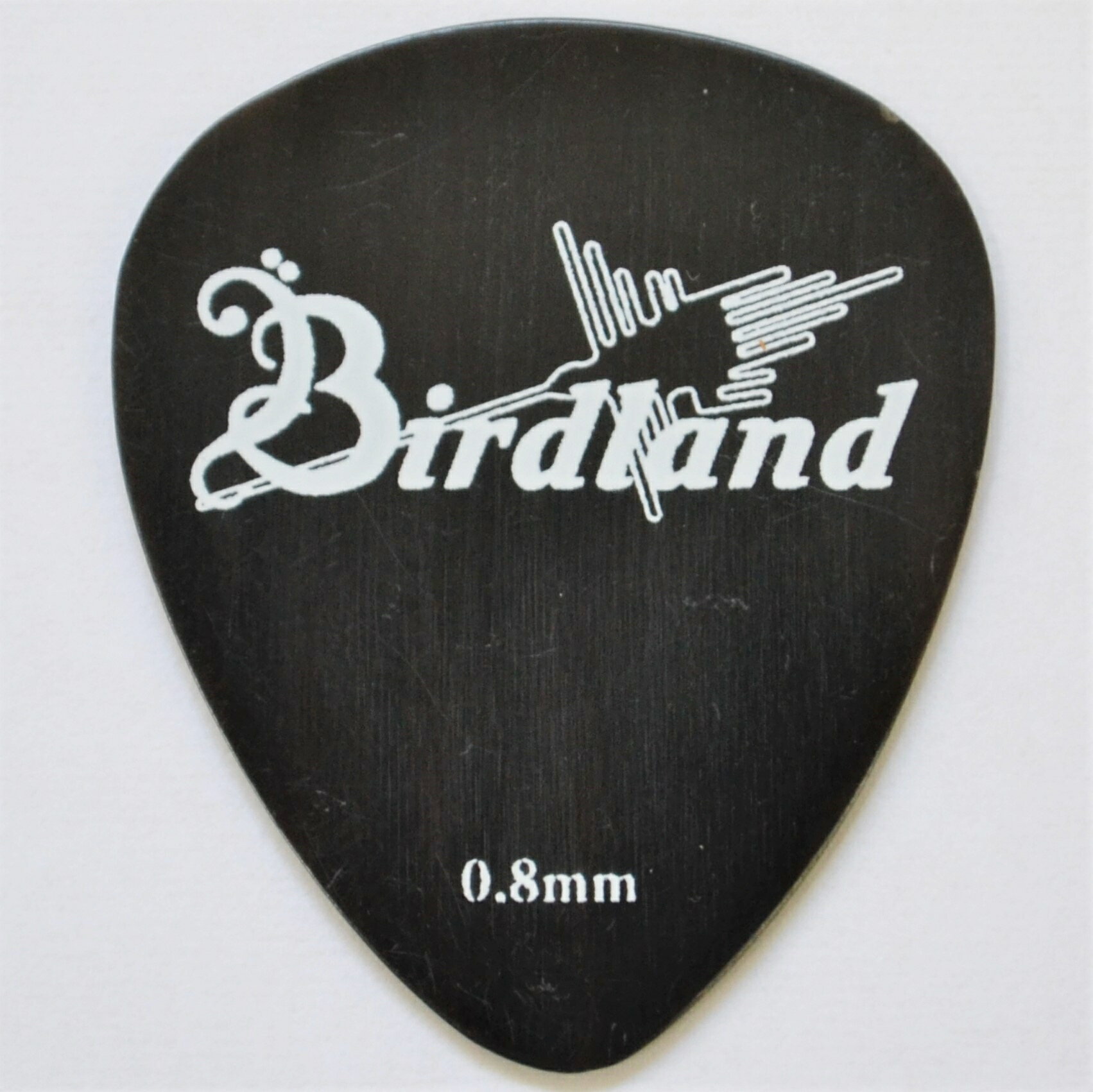 Birdland オリジナル ピック Buffalo Horn Flat Pick 1.0mm 天然素材を使用したBirdland オリジナルピックです。 現代の樹脂で作成されたピックでは表現できない、サウンド、プレイアビリティが天然素材のピックにはあります。 木材や牛の骨、角を削り出しで加工することで滑らかな質感と弦を滑らせるようなピッキングを可能にします。 ※天然素材の為、模様や色合いが1枚1枚異なります。 -Buffalo Horn Flat Pick 1.0mm- 水牛の角を薄くフラットに削り上げたピックです。 様々な演奏にマルチに対応します。 牛骨より曲げに強い特徴があります。 最大厚：約1.0mm ※画像はサンプルです。モニターの発色の具合等により、実際の物と色味が異なる場合がございます。 予めご了承下さいませ。 その他のモデルは こちら→ その他の取り扱いピックは こちら→