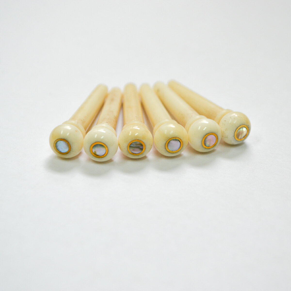 【ジョンピアース】John Pearse Camel Bone Bridge Pins BRASS / ABALONE FrenchEye【ブリッジピン】【ラクダの骨】【削り出し】【アコースティックギターパーツ】【ギターパーツ】【弦溝あり】