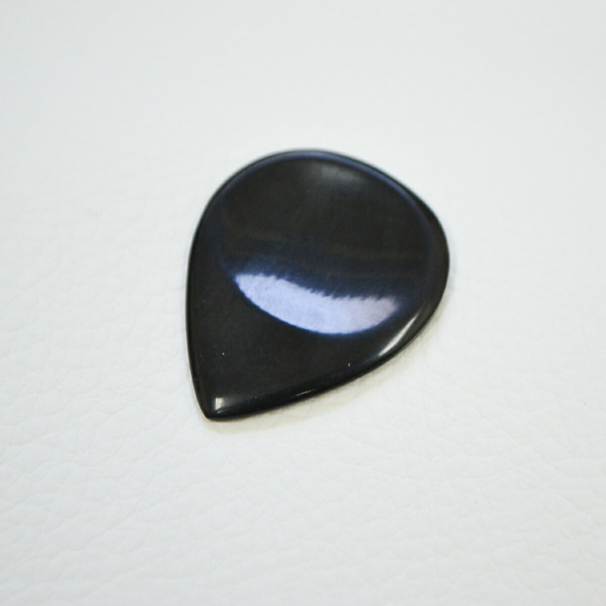 John Pearse Baffalo Horn Pick Sarod ユニークなアコースティック楽器用の弦やアクセサリーを製作しているJohn Pearseが送り出す天然素材を使用したピックです。 こちらは水牛の角から削り出し、両面を指にフィットする様にクボミが削ってあるSarodタイプのピックです。 牛骨材に比べ艶やかで甘い音色が特徴的です。 やや尖った先端を持ちコードだけでなくソロ等の単音にも対応可能です。 天然木材から製作される為、模様や色合いが1枚1枚異なります。 ※画像はサンプルです。モニターの発色の具合等により、実際の物と色味が異なる場合がございます。 予めご了承下さいませ。 その他ピックは こちら→ その他John Pearseは こちら→