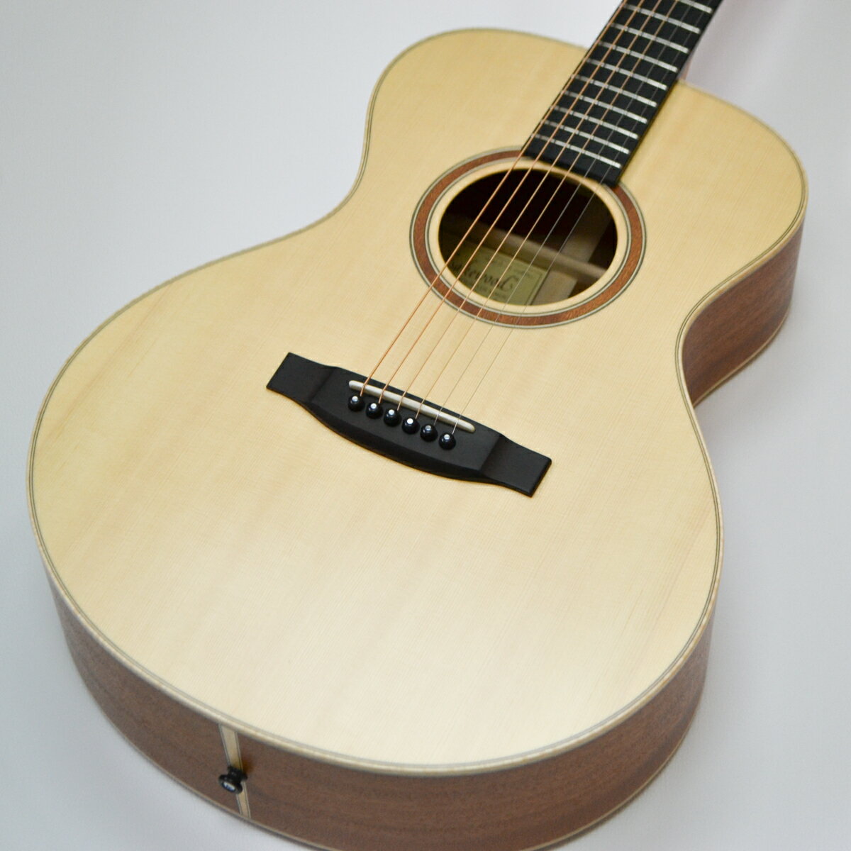 Lakewood Guitars A-14 Spruce 購入者特典としてマット・サテンフィニッシュ用クリーナー"GREEN MAGIC"をプレゼント!! ラッカーサテンフィニッシュのNatural SeriesのメンテナンスにもってこいなGREEN MAGICをご購入特典としてプレゼントいたします!! GREEN MAGICと共にLakewood Guitars Lifeをお楽しみください。 -Natural Series-はLakewoodのルシアーが『自然をかたちにすること』を掲げ一切の妥協を許さず製作され、"自然な美しさ、心地よさ、調和のとれた形、そして揺らぎ輝く音色・・・"を実現したシリーズです。 このA-14は抱えやすさと音量の豊かさを誇るオーディトリアムシェイプにAAAヨーロピアン・スプルース＆マホガニーのウッドマテリアルで製作されています。 ヘッドはスロテッドヘッドを採用しどこかクラシカルな印象のモデルです。 レスポンスが良くフィンガースタイルではピッキングニュアンスが活き、ピック等のストロークスタイルではカラッとしつつハリのあるダイナミックなサウンドが特徴的です。 サテンフィニッシュとオープンタイプペグから来る軽快さの中に強靭なネックから得られる芯のある音が見事に融合しています。 Hiscox Casesのハードケースが付属いたします。 -SPEC- ・ボディシェイプ：オーディトリアム ・トップ材：AAAヨーロピアン・スプルース ・サイド材：マホガニー(スタイル14) ・バック材：マホガニー(スタイル14) ・ネック材：セドロ ・指板：エボニー ・ブリッジ：エボニー ・ナット材：牛骨 ・サドル材：牛骨 ・ペグ:Schaller ・スケール：650mm ・ナット幅：44mm ・ピックアップ：なし ・塗装：ラッカーサテンフィニッシュ -Lakewood Guitarsとは- Lakewood Guitarsはマーチン・ゼーリガー(Martin Seeliger)氏により1986年に創業され、ドイツのフランクフルトから北へ50kmほど先のヘッセン州のギーゼンに工房を構えています。 90年代初頭より日本に輸入され、ヨーロピアン・スティール弦アコースティクギターとして広く知れ渡り、大塚まさじ氏、故高田渡氏、韓国のチョン・スハン氏(Sungha Jung)などの数々のアーティストに愛用されています。 現在もフィンガースタイルをはじめとしたさまざまなプレイヤーからの信頼を確かなものとしています。 長年にわたる伝統を継承しつつ新しい技術を積極的に取り入れており、非常に美しい外観とどこかクラシカルな音色でありながら繊細かつダイナミックな演奏にも対応できるのがLakewood Guitarsの特徴です。 -木の材料について- Lakewood Guitarの木部材料はトップはもとより、サイド及びバックとも全て単板です。 木材は板状に処理された後、最低2－3年間、湿度45％に維持された材料室に保管されます。 -製作過程について- まずトップとバックを整形し、フレーシングを施します。 トップはテンションを得る為、自社開発のプレスにより若干のアーチがかれられています。 トップのプレーシングはいわゆる”X”型です。グランド・コンサート・スタイル（M）はこのXブレースにスキャロップを施してあります。 サイドの単板は、加熱されたスチームで曲面化され、木型の中でブロックやライニングを接着した後、トップとバックを接合しボディーが形成されます。 上記に並行してネックが作られます。ネックのジョイントは現在では所謂ボルトオン方式です。 ヒールの後ろ側、指板の下部にネックの一部がブロック状に延長されており、このブロックがボディ内部のアッパー・ブロックの溝に食い込む様に接合されます。 この方式のネックジョイントは強力で、ネックのトラブルのないギターを実現しています。 ネックの仕込み角度は89.75度に調整されています。 ボディとネックが完成した後、塗料が剥がされて、ブリッジが取り付けられます。 これは、駒浮きと呼ばれるトラブルを回避する方式であると共に、振動伝達に優れています。 塗装はラッカー（Polyurethane Lacquer)仕上げです。サテン・マットの場合は8-10回、グロスの場合は実に12-14回の塗装回数と、薄く丁寧な塗装がなされ、ギター全体の音響的振動を殺すことなく、美しい外観を与え、保護します。 ※画像はサンプルになります。モニターの発色の具合等により、実際の物と色味が異なる場合がございます。 予めご了承下さいませ。 その他のモデルは こちら→ その他のアコースティックギターは こちら→