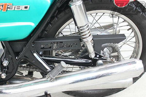 Rakuten - SUZUKI GT380 ロゴ入り チヂミ塗装 チェーンケース 黒 [GT380] ACP スズキ