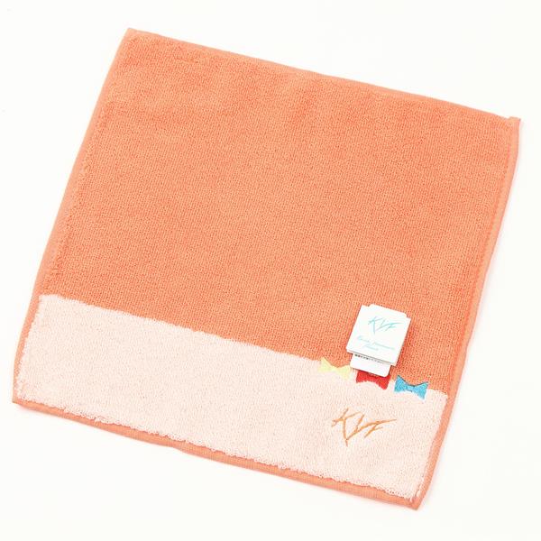 カンサイヤマモト　タオルハンカチ サイズ 実測サイズ　25cm×25cm　 実測サイズの多少の誤差はご容赦ください。 素材 綿100％ カラー オレンジ系 仕様 商品状態 新品・正規品（本物）・タグ付 注意事項 ※画像はご覧になるモニター・パソコン等により、実物とは色が若干異なる場合がございます。無料ラッピングの詳細はこちら カンサイヤマモトのタオルハンカチです。 リボンと「KYF」ロゴの刺繍がポイントです。