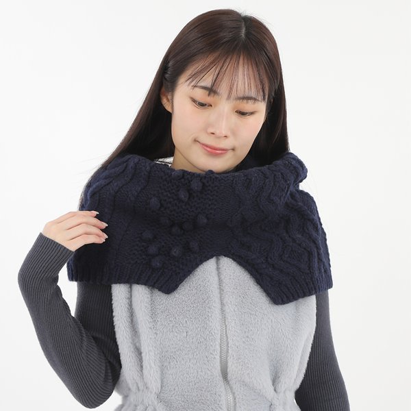 ジルスチュアート　ミニケープ サイズ 実測サイズ　約40cm(高さ)×約88cm(一周の長さ) 素材 カシミヤ7％　ウール(毛)93％ カラー ネイビー 仕様 商品状態 新品・正規品（本物）・タグ付 注意事項 ※画像はご覧になるモニター・パソコン等により、実物とは色が若干異なる場合がございます。ジルスチュアートのミニケープは、カシミヤ混素材で作られた上質なアイテムです。 スヌードとしても使用可能で、寒い季節に最適な防寒アイテムです。 柔らかな肌触りとエレガントなデザインが特徴で、どんなスタイルにも合わせやすいです。 ジルスチュアートならではの上品さを感じさせる一品です。