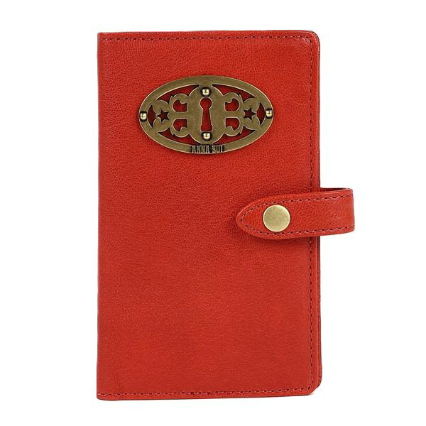 アナスイ　ANNA SUI　カードケース サイズ 実測サイズ　W8.5cm×H13.5cm×D1.5cm ※実測サイズの多少の誤差はご容赦ください。 素材 山羊革 カラー レッド 仕様 カード入×18　その他ポケット×2 商品状態 新品・正規品（本物）・タグ付 注意事項 ※天然素材（山羊革）の為、素材本来のシワや色むら等は 予めご了承願います。 ※画像はご覧になるモニター・パソコン等により、実物とは色が若干異なる場合がございます。アナスイの鍵穴のメタルチャームがポイントのドリームシリーズのカードケースです。 素早くカードにアクセスできるカード入れが18か所でさらに大サイズポケットが2か所の大容量です。 表には丈夫で軽量な山羊革を、内装の裏地にはクラシックなプリントの生地を使用しています。 クレジットカードやキャッシュカードに限らずポイントカード等、必要なカードがこれ一つで対応できます。 軽量でタフなゴートスキンは表面に特有の細かな凹凸（シボ）があり、独特の手触りと陰影を楽しめます。