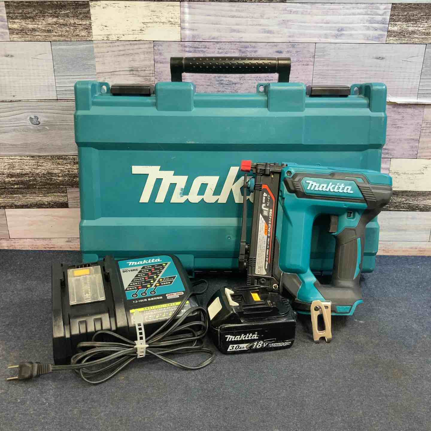 【動作確認】 【動作詳細】 【仕様】 【対応バッテリー】18V 【使用釘長】ステープル幅J線 4mm×長さ13～25mm 【コンディション詳細】 【297】18V3.0Ahバッテリー1個 充電回数：56回寿命3/4、充電器、ケース付き 【備考】 ～～～～～～～～～～ 商品をご検討いただきありがとうございます。 建築・建設現場、土木現場、工場で利用するプロ向けの工具を扱っています。 ～～～～～～～～～～ 付属品は写真に写っているもので全てです。 商品の状態、付属品等は掲載写真にてご確認をお願い致します。 【保証について】 商品が到着したらすぐに受取評価はせず、内容や動作に不備がないかご確認ください。 万が一、不備がございましたら商品到着後から7日間以内に、メッセージにてご連絡をお願い致します。 バッテリー及び先端工具などの消耗品は保証の対象外となります。 【配送について】 配送方法は変更できませんのでご了承ください。 ※配送先が沖縄県の場合、陸送のため到着にお時間がかかります。 又、離島の場合は商品到着に10日前後かかる場合がございますのでご了承下さい。 【領収書について】 楽天市場マイページの購入履歴より取得が可能ですので、そちらをご利用ください。 【ご購入に関する大切なご案内】 ▼在庫について こちらの商品は、店頭でも同時に展示・販売しております。 細心の注意を払っておりますが、ご購入手続きが完了した場合でも、店頭での販売とタイミングが重なった場合（在庫切れ）や、発送前の最終確認で保管中の破損が見つかった場合など、稀にご注文をキャンセルさせていただくことがございます。 ▼キャンセル時のご対応 万が一、上記理由によりお取引が完了できない場合は、誠に申し訳ございませんが、速やかに取引キャンセルおよびご返金の手続きをさせていただきます。 （※同等品のご用意や代替品の発送はいたしかねます） ▼免責事項について 商品の不具合や取引キャンセルによって生じた間接的な損害（例：作業の遅れ、他の機材の損傷、機会損失、逸失利益など）につきましては、当店では一切の補償をいたしかねます。 何かご不明点ございましたら、下記までご連絡をお願い致します。 -------------------- アクトツール八潮店 【TEL】048-954-4557 【アドレス】14go@actool.jp 【住所】埼玉県八潮市南後谷519 【対応時間】10：00～18：30 【定休日】毎週水曜日