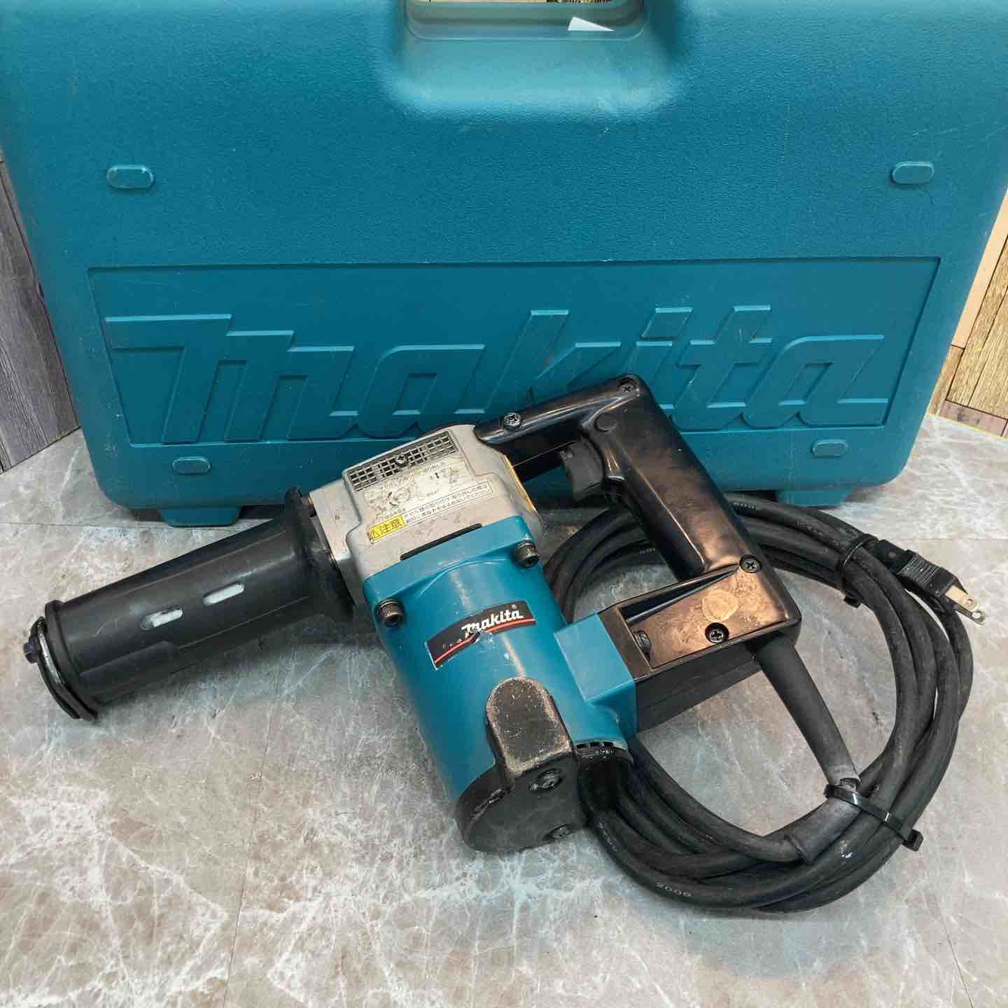 【動作確認】 【動作詳細】 【仕様】 打撃数：0～3,200min-1 【打撃エネルギー】EPTA基準：2.4J、旧基準値：0～3.9J 【取付規格】六角軸13mm 【コンディション詳細】 【387】ケース付き 【備考】 ～～～～～～～～～～ 商品をご検討いただきありがとうございます。 建築・建設現場、土木現場、工場で利用するプロ向けの工具を扱っています。 ～～～～～～～～～～ 付属品は写真に写っているもので全てです。 商品の状態、付属品等は掲載写真にてご確認をお願い致します。 【保証について】 商品が到着したらすぐに受取評価はせず、内容や動作に不備がないかご確認ください。 万が一、不備がございましたら商品到着後から7日間以内に、メッセージにてご連絡をお願い致します。 バッテリー及び先端工具などの消耗品は保証の対象外となります。 【配送について】 配送方法は変更できませんのでご了承ください。 ※配送先が沖縄県の場合、陸送のため到着にお時間がかかります。 又、離島の場合は商品到着に10日前後かかる場合がございますのでご了承下さい。 【領収書について】 楽天市場マイページの購入履歴より取得が可能ですので、そちらをご利用ください。 【ご購入に関する大切なご案内】 ▼在庫について こちらの商品は、店頭でも同時に展示・販売しております。 細心の注意を払っておりますが、ご購入手続きが完了した場合でも、店頭での販売とタイミングが重なった場合（在庫切れ）や、発送前の最終確認で保管中の破損が見つかった場合など、稀にご注文をキャンセルさせていただくことがございます。 ▼キャンセル時のご対応 万が一、上記理由によりお取引が完了できない場合は、誠に申し訳ございませんが、速やかに取引キャンセルおよびご返金の手続きをさせていただきます。 （※同等品のご用意や代替品の発送はいたしかねます） ▼免責事項について 商品の不具合や取引キャンセルによって生じた間接的な損害（例：作業の遅れ、他の機材の損傷、機会損失、逸失利益など）につきましては、当店では一切の補償をいたしかねます。 何かご不明点ございましたら、下記までご連絡をお願い致します。 -------------------- アクトツール八潮店 【TEL】048-954-4557 【アドレス】14go@actool.jp 【住所】埼玉県八潮市南後谷519 【対応時間】10：00～18：30 【定休日】毎週水曜日