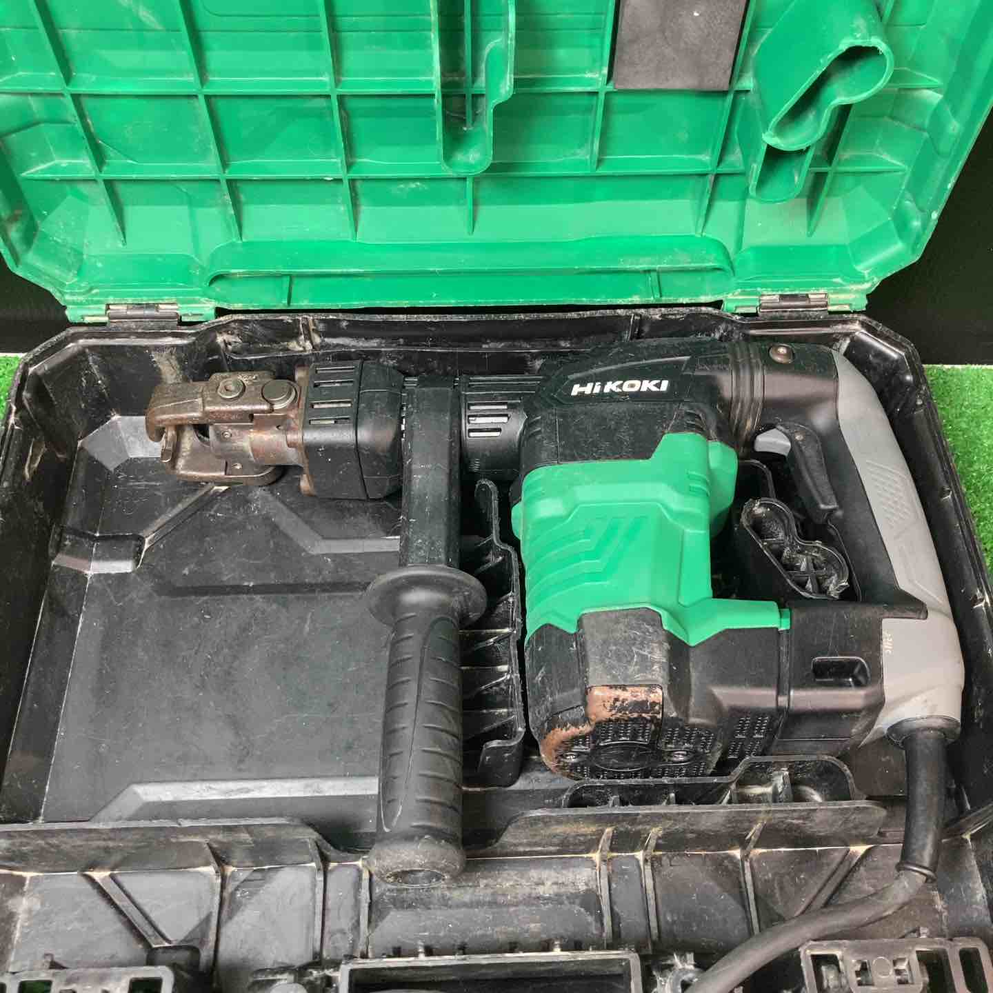 【動作確認】 動作確認済み 【動作詳細】 【仕様】 【打撃数(min-1)】3000min-1(回/分) 【打撃エネルギー】10J 【取付規格】六角軸17mm 【コンディション詳細】 【005】 【備考】 ～～～～～～～～～～ 商品をご検討いただきありがとうございます。 建築・建設現場、土木現場、工場で利用するプロ向けの工具を扱っています。 ～～～～～～～～～～ 付属品は写真に写っているもので全てです。 商品の状態、付属品等は掲載写真にてご確認をお願い致します。 【保証について】 商品が到着したらすぐに受取評価はせず、内容や動作に不備がないかご確認ください。 万が一、不備がございましたら商品到着後から7日間以内に、メッセージにてご連絡をお願い致します。 バッテリー及び先端工具などの消耗品は保証の対象外となります。 【配送について】 配送方法は変更できませんのでご了承ください。 ※配送先が沖縄県の場合、陸送のため到着にお時間がかかります。 又、離島の場合は商品到着に10日前後かかる場合がございますのでご了承下さい。 【領収書について】 楽天市場マイページの購入履歴より取得が可能ですので、そちらをご利用ください。 【ご購入に関する大切なご案内】 ▼在庫について こちらの商品は、店頭でも同時に展示・販売しております。 細心の注意を払っておりますが、ご購入手続きが完了した場合でも、店頭での販売とタイミングが重なった場合（在庫切れ）や、発送前の最終確認で保管中の破損が見つかった場合など、稀にご注文をキャンセルさせていただくことがございます。 ▼キャンセル時のご対応 万が一、上記理由によりお取引が完了できない場合は、誠に申し訳ございませんが、速やかに取引キャンセルおよびご返金の手続きをさせていただきます。 （※同等品のご用意や代替品の発送はいたしかねます） ▼免責事項について 商品の不具合や取引キャンセルによって生じた間接的な損害（例：作業の遅れ、他の機材の損傷、機会損失、逸失利益など）につきましては、当店では一切の補償をいたしかねます。 何かご不明点ございましたら、下記までご連絡をお願い致します。 -------------------- アクトツール岩槻店 【TEL】048-884-8344 【アドレス】9go@actool.jp 【住所】埼玉県さいたま市岩槻区加倉4丁目11−5 【対応時間】10：00～18：30 【定休日】毎週水曜日