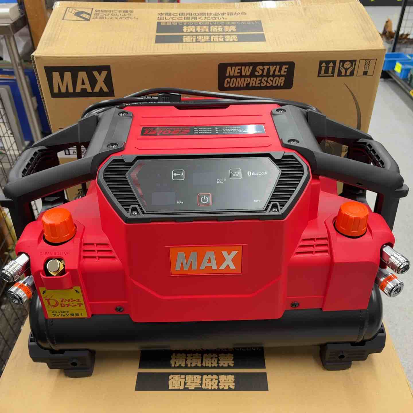【動作確認】 未使用品(店頭展示品) 【動作詳細】 こちらの商品は未使用品です。検品・撮影のため開封済み。 【仕様】 【タンク容量】11L 【最高圧力】静音モード:ON圧 約2.5MPa OFF圧 約3.0MPa、AIモード:ON圧 約2.5MPa~3.9MPa OFF圧 約2.9MPa~4.4MPa、ハイパワーモード:ON圧 約3.9MPa OFF圧 約4.4MPa 【消費電力】1,300W 【コンディション詳細】 【031】 【備考】 ～～～～～～～～～～ 商品をご検討いただきありがとうございます。 建築・建設現場、土木現場、工場で利用するプロ向けの工具を扱っています。 ～～～～～～～～～～ 付属品は写真に写っているもので全てです。 商品の状態、付属品等は掲載写真にてご確認をお願い致します。 【保証について】 商品が到着しましたら、受取評価を行う前に内容や動作に不備がないかご確認ください。 万が一、不備がございましたら商品到着後から7日間以内に、メッセージにてご連絡をお願い致します。 ※バッテリーおよび先端工具などの消耗品は保証の対象外となります。 ※メーカー保証書が付属している場合でも、当店は買取品（二次流通品）を扱っておりますため、捺印は行っておりません。 【配送について】 配送方法は変更できませんのでご了承ください。 ※配送先が沖縄県の場合、陸送のため到着にお時間がかかります。 又、離島の場合は商品到着に10日前後かかる場合がございますのでご了承下さい。 【領収書について】 楽天市場マイページの購入履歴より取得が可能ですので、そちらをご利用ください。 【ご購入に関する大切なご案内】 ▼在庫について こちらの商品は、店頭でも同時に展示・販売しております。 細心の注意を払っておりますが、ご購入手続きが完了した場合でも、店頭での販売とタイミングが重なった場合（在庫切れ）や、発送前の最終確認で保管中の破損が見つかった場合など、稀にご注文をキャンセルさせていただくことがございます。 ▼キャンセル時のご対応 万が一、上記理由によりお取引が完了できない場合は、誠に申し訳ございませんが、速やかに取引キャンセルおよびご返金の手続きをさせていただきます。 （※同等品のご用意や代替品の発送はいたしかねます） ▼免責事項について 商品の不具合や取引キャンセルによって生じた間接的な損害（例：作業の遅れ、他の機材の損傷、機会損失、逸失利益など）につきましては、当店では一切の補償をいたしかねます。 何かご不明点ございましたら、下記までご連絡をお願い致します。 -------------------- アクトツール越谷店 【TEL】048-940-9368 【アドレス】19go@actool.jp 【住所】埼玉県越谷市新越谷1丁目384−4 【対応時間】10：00～18：30 【定休日】毎週水曜日