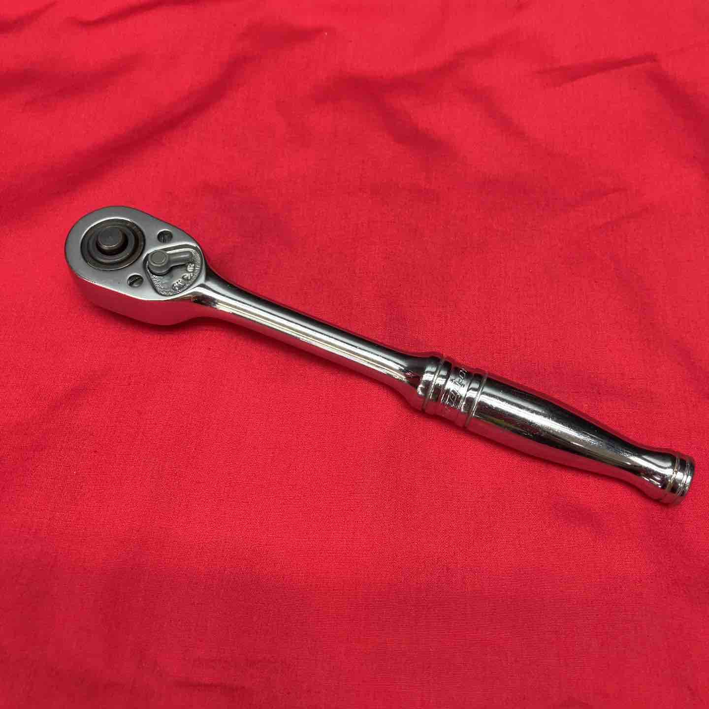【動作確認】 【動作詳細】 【仕様】 差込角： 3/8”SQ 【コンディション詳細】 スナップオン(Snap-on) ラチェットハンドル F723A 【備考】 ～～～～～～～～～～ 商品をご検討いただきありがとうございます。 建築・建設現場、土木現場、工場で利用するプロ向けの工具を扱っています。 ～～～～～～～～～～ 付属品は写真に写っているもので全てです。 商品の状態、付属品等は掲載写真にてご確認をお願い致します。 【保証について】 商品が到着したらすぐに受取評価はせず、内容や動作に不備がないかご確認ください。 万が一、不備がございましたら商品到着後から7日間以内に、メッセージにてご連絡をお願い致します。 バッテリー及び先端工具などの消耗品は保証の対象外となります。 【配送について】 配送方法は変更できませんのでご了承ください。 ※配送先が沖縄県の場合、陸送のため到着にお時間がかかります。 又、離島の場合は商品到着に10日前後かかる場合がございますのでご了承下さい。 【領収書について】 楽天市場マイページの購入履歴より取得が可能ですので、そちらをご利用ください。 【ご購入に関する大切なご案内】 ▼在庫について こちらの商品は、店頭でも同時に展示・販売しております。 細心の注意を払っておりますが、ご購入手続きが完了した場合でも、店頭での販売とタイミングが重なった場合（在庫切れ）や、発送前の最終確認で保管中の破損が見つかった場合など、稀にご注文をキャンセルさせていただくことがございます。 ▼キャンセル時のご対応 万が一、上記理由によりお取引が完了できない場合は、誠に申し訳ございませんが、速やかに取引キャンセルおよびご返金の手続きをさせていただきます。 （※同等品のご用意や代替品の発送はいたしかねます） ▼免責事項について 商品の不具合や取引キャンセルによって生じた間接的な損害（例：作業の遅れ、他の機材の損傷、機会損失、逸失利益など）につきましては、当店では一切の補償をいたしかねます。 何かご不明点ございましたら、下記までご連絡をお願い致します。 -------------------- アクトツール川越店 【TEL】049-256-9577 【アドレス】18go@actool.jp 【住所】埼玉県川越市広栄町11−1 【対応時間】10：00～18：30 【定休日】毎週水曜日