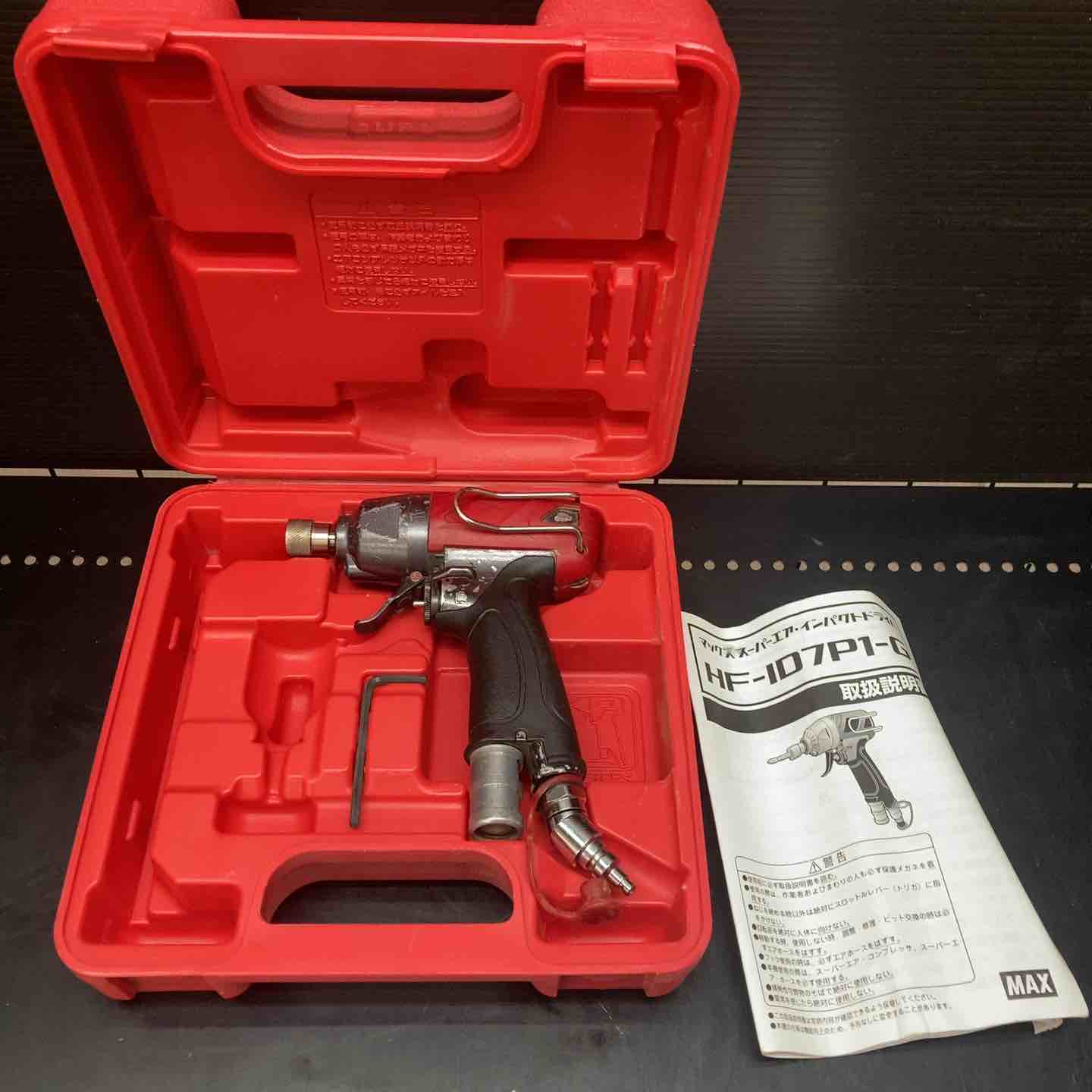 【動作確認】 【動作詳細】 【仕様】 使用空気圧 1.0～2.3MPa(10～23kgf/m2) 無負荷回転数 0～約9,000min-1 負荷時空気消費量 450L/min.(1.0MPa時）　1,100L/min.(2.3MPa時) 【コンディション詳細】 【シリ不明】 【備考】 ～～～～～～～～～～ 商品をご検討いただきありがとうございます。 建築・建設現場、土木現場、工場で利用するプロ向けの工具を扱っています。 ～～～～～～～～～～ 付属品は写真に写っているもので全てです。 商品の状態、付属品等は掲載写真にてご確認をお願い致します。 【保証について】 商品が到着しましたら、受取評価を行う前に内容や動作に不備がないかご確認ください。 万が一、不備がございましたら商品到着後から7日間以内に、メッセージにてご連絡をお願い致します。 ※バッテリーおよび先端工具などの消耗品は保証の対象外となります。 ※メーカー保証書が付属している場合でも、当店は買取品（二次流通品）を扱っておりますため、捺印は行っておりません。 【配送について】 配送方法は変更できませんのでご了承ください。 ※配送先が沖縄県の場合、陸送のため到着にお時間がかかります。 又、離島の場合は商品到着に10日前後かかる場合がございますのでご了承下さい。 【領収書について】 楽天市場マイページの購入履歴より取得が可能ですので、そちらをご利用ください。 【ご購入に関する大切なご案内】 ▼在庫について こちらの商品は、店頭でも同時に展示・販売しております。 細心の注意を払っておりますが、ご購入手続きが完了した場合でも、店頭での販売とタイミングが重なった場合（在庫切れ）や、発送前の最終確認で保管中の破損が見つかった場合など、稀にご注文をキャンセルさせていただくことがございます。 ▼キャンセル時のご対応 万が一、上記理由によりお取引が完了できない場合は、誠に申し訳ございませんが、速やかに取引キャンセルおよびご返金の手続きをさせていただきます。 （※同等品のご用意や代替品の発送はいたしかねます） ▼免責事項について 商品の不具合や取引キャンセルによって生じた間接的な損害（例：作業の遅れ、他の機材の損傷、機会損失、逸失利益など）につきましては、当店では一切の補償をいたしかねます。 何かご不明点ございましたら、下記までご連絡をお願い致します。 -------------------- アクトツール川越店 【TEL】049-256-9577 【アドレス】18go@actool.jp 【住所】埼玉県川越市広栄町11−1 【対応時間】10：00～18：30 【定休日】毎週水曜日