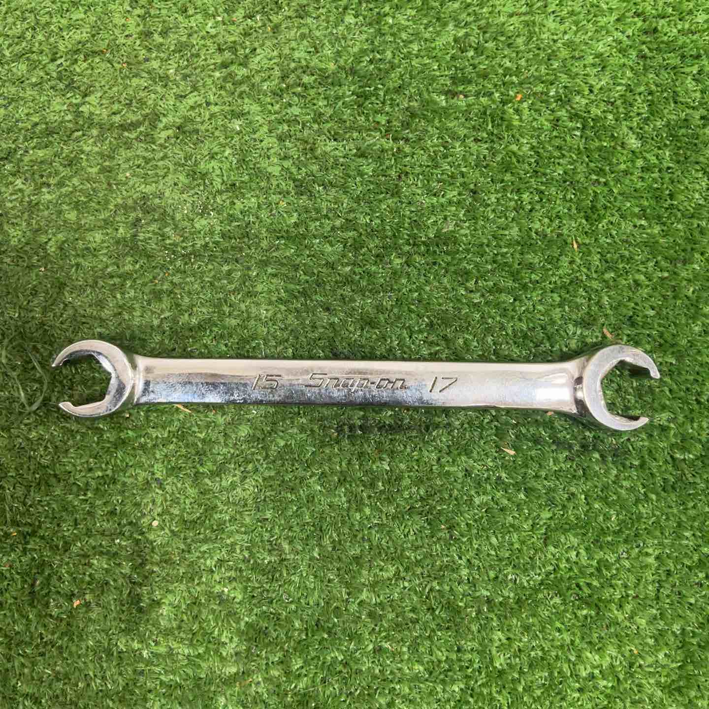 【動作確認】 【動作詳細】 【仕様】 【コンディション詳細】 Snap-on スナップオン 15・17mm フレアナットレンチ RXFMS1517B 【備考】 ～～～～～～～～～～ 商品をご検討いただきありがとうございます。 建築・建設現場、土木現場、工場で利用するプロ向けの工具を扱っています。 ～～～～～～～～～～ 付属品は写真に写っているもので全てです。 商品の状態、付属品等は掲載写真にてご確認をお願い致します。 【保証について】 商品が到着したらすぐに受取評価はせず、内容や動作に不備がないかご確認ください。 万が一、不備がございましたら商品到着後から7日間以内に、メッセージにてご連絡をお願い致します。 バッテリー及び先端工具などの消耗品は保証の対象外となります。 【配送について】 配送方法は変更できませんのでご了承ください。 ※配送先が沖縄県の場合、陸送のため到着にお時間がかかります。 又、離島の場合は商品到着に10日前後かかる場合がございますのでご了承下さい。 【領収書について】 楽天市場マイページの購入履歴より取得が可能ですので、そちらをご利用ください。 【ご購入に関する大切なご案内】 ▼在庫について こちらの商品は、店頭でも同時に展示・販売しております。 細心の注意を払っておりますが、ご購入手続きが完了した場合でも、店頭での販売とタイミングが重なった場合（在庫切れ）や、発送前の最終確認で保管中の破損が見つかった場合など、稀にご注文をキャンセルさせていただくことがございます。 ▼キャンセル時のご対応 万が一、上記理由によりお取引が完了できない場合は、誠に申し訳ございませんが、速やかに取引キャンセルおよびご返金の手続きをさせていただきます。 （※同等品のご用意や代替品の発送はいたしかねます） ▼免責事項について 商品の不具合や取引キャンセルによって生じた間接的な損害（例：作業の遅れ、他の機材の損傷、機会損失、逸失利益など）につきましては、当店では一切の補償をいたしかねます。 何かご不明点ございましたら、下記までご連絡をお願い致します。 -------------------- アクトツール草加店 【TEL】048-920-5515 【アドレス】4go@actool.jp 【住所】埼玉県草加市西町458−9 【対応時間】10：00～18：30 【定休日】毎週水曜日