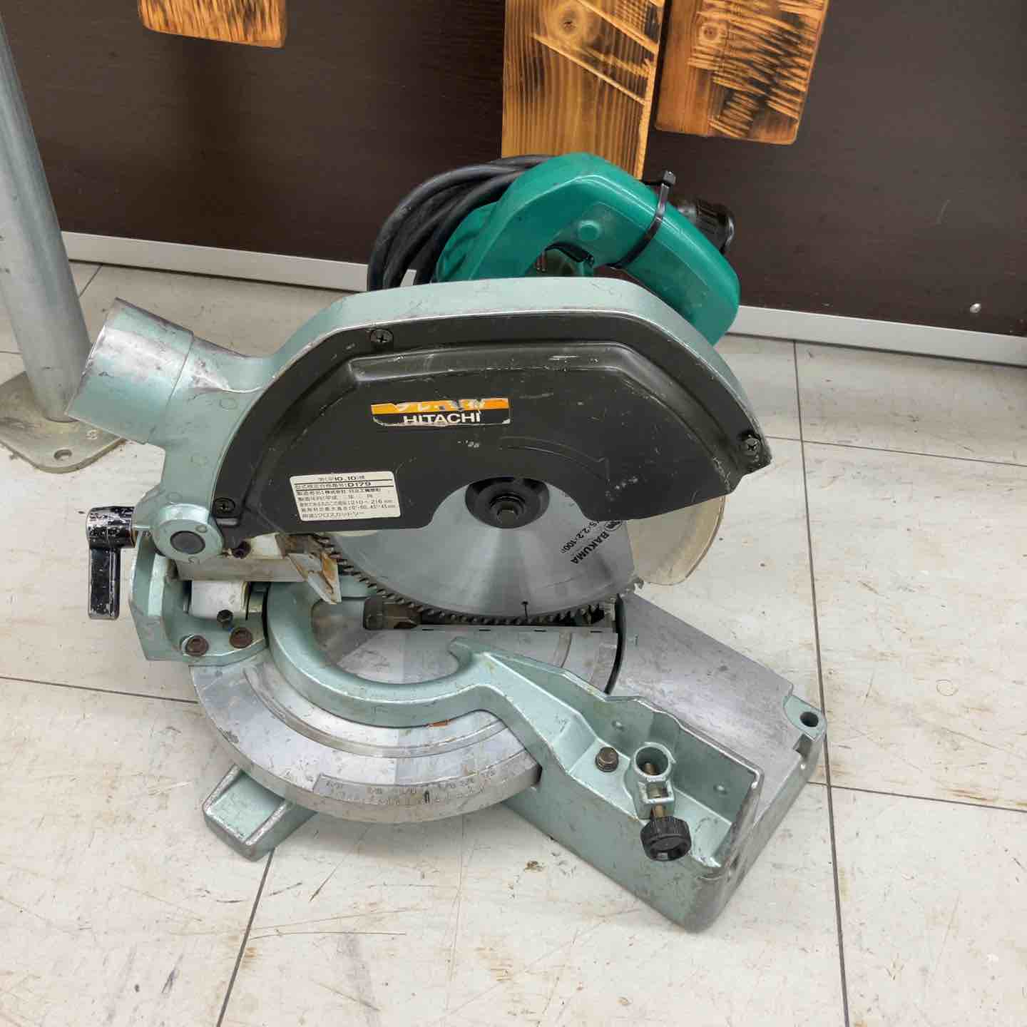 楽天市場テンプレート(PC・SP共通)_鴻巣店.html 【動作確認】 動作確認済み 【動作詳細】 【仕様】 のこ刃直径：216 取付穴径 mm：25.4 電源 V：単相100 電流 A：11.0 消費電力 W：1,050 回転数 min-1(回/分)：4,900 質量 kg：7.0、最大切断能力：60mmx115mm 【コンディション詳細】 【570】 【備考】 ～～～～～～～～～～ 商品をご検討いただきありがとうございます。 建築・建設現場、土木現場、工場で利用するプロ向けの工具を扱っています。 ～～～～～～～～～～ 付属品は写真に写っているもので全てです。 商品の状態、付属品等は掲載写真にてご確認をお願い致します。 【保証について】 商品が到着しましたら、受取評価を行う前に内容や動作に不備がないかご確認ください。 万が一、不備がございましたら商品到着後から7日間以内に、メッセージにてご連絡をお願い致します。 ※バッテリーおよび先端工具などの消耗品は保証の対象外となります。 ※メーカー保証書が付属している場合でも、当店は買取品（二次流通品）を扱っておりますため、捺印は行っておりません。 【配送について】 配送方法は変更できませんのでご了承ください。 ※配送先が沖縄県の場合、陸送のため到着にお時間がかかります。 又、離島の場合は商品到着に10日前後かかる場合がございますのでご了承下さい。 【領収書について】 楽天市場マイページの購入履歴より取得が可能ですので、そちらをご利用ください。 【ご購入に関する大切なご案内】 ▼在庫について こちらの商品は、店頭でも同時に展示・販売しております。 細心の注意を払っておりますが、ご購入手続きが完了した場合でも、店頭での販売とタイミングが重なった場合（在庫切れ）や、発送前の最終確認で保管中の破損が見つかった場合など、稀にご注文をキャンセルさせていただくことがございます。 ▼キャンセル時のご対応 万が一、上記理由によりお取引が完了できない場合は、誠に申し訳ございませんが、速やかに取引キャンセルおよびご返金の手続きをさせていただきます。 （※同等品のご用意や代替品の発送はいたしかねます） ▼免責事項について 商品の不具合や取引キャンセルによって生じた間接的な損害（例：作業の遅れ、他の機材の損傷、機会損失、逸失利益など）につきましては、当店では一切の補償をいたしかねます。 何かご不明点ございましたら、下記までご連絡をお願い致します。 -------------------- アクトツール鴻巣店 【TEL】048-501-5666 【アドレス】6go@actool.jp 【住所】埼玉県鴻巣市赤見台2丁目10−6 【対応時間】10：00～18：30 【定休日】毎週火曜日・水曜日