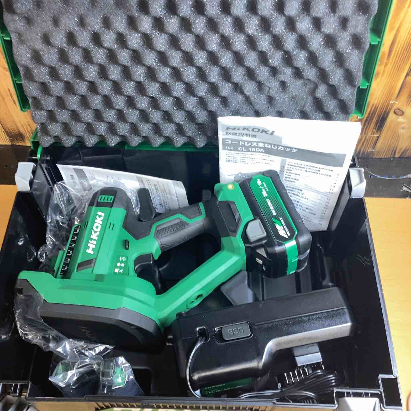 【動作確認】 未使用品(店頭展示品) 【動作詳細】 こちらの商品は未使用品です。検品・撮影のため開封済み。 【仕様】 電源：18V 切断能力(刃の切替) 軟鋼全ねじ：W5/16、W3/8、W1/2、M6、M8、M10、M12 ステンレス全ねじ：W3/8 【コンディション詳細】 【409】 【備考】 ～～～～～～～～～～ 商品をご検討いただきありがとうございます。 建築・建設現場、土木現場、工場で利用するプロ向けの工具を扱っています。 ～～～～～～～～～～ 付属品は写真に写っているもので全てです。 商品の状態、付属品等は掲載写真にてご確認をお願い致します。 【保証について】 商品が到着しましたら、受取評価を行う前に内容や動作に不備がないかご確認ください。 万が一、不備がございましたら商品到着後から7日間以内に、メッセージにてご連絡をお願い致します。 ※バッテリーおよび先端工具などの消耗品は保証の対象外となります。 ※メーカー保証書が付属している場合でも、当店は買取品（二次流通品）を扱っておりますため、捺印は行っておりません。 【配送について】 配送方法は変更できませんのでご了承ください。 ※配送先が沖縄県の場合、陸送のため到着にお時間がかかります。 又、離島の場合は商品到着に10日前後かかる場合がございますのでご了承下さい。 【領収書について】 楽天市場マイページの購入履歴より取得が可能ですので、そちらをご利用ください。 【ご購入に関する大切なご案内】 ▼在庫について こちらの商品は、店頭でも同時に展示・販売しております。 細心の注意を払っておりますが、ご購入手続きが完了した場合でも、店頭での販売とタイミングが重なった場合（在庫切れ）や、発送前の最終確認で保管中の破損が見つかった場合など、稀にご注文をキャンセルさせていただくことがございます。 ▼キャンセル時のご対応 万が一、上記理由によりお取引が完了できない場合は、誠に申し訳ございませんが、速やかに取引キャンセルおよびご返金の手続きをさせていただきます。 （※同等品のご用意や代替品の発送はいたしかねます） ▼免責事項について 商品の不具合や取引キャンセルによって生じた間接的な損害（例：作業の遅れ、他の機材の損傷、機会損失、逸失利益など）につきましては、当店では一切の補償をいたしかねます。 何かご不明点ございましたら、下記までご連絡をお願い致します。 -------------------- アクトツール越谷店 【TEL】048-940-9368 【アドレス】19go@actool.jp 【住所】埼玉県越谷市新越谷1丁目384−4 【対応時間】10：00～18：30 【定休日】毎週水曜日