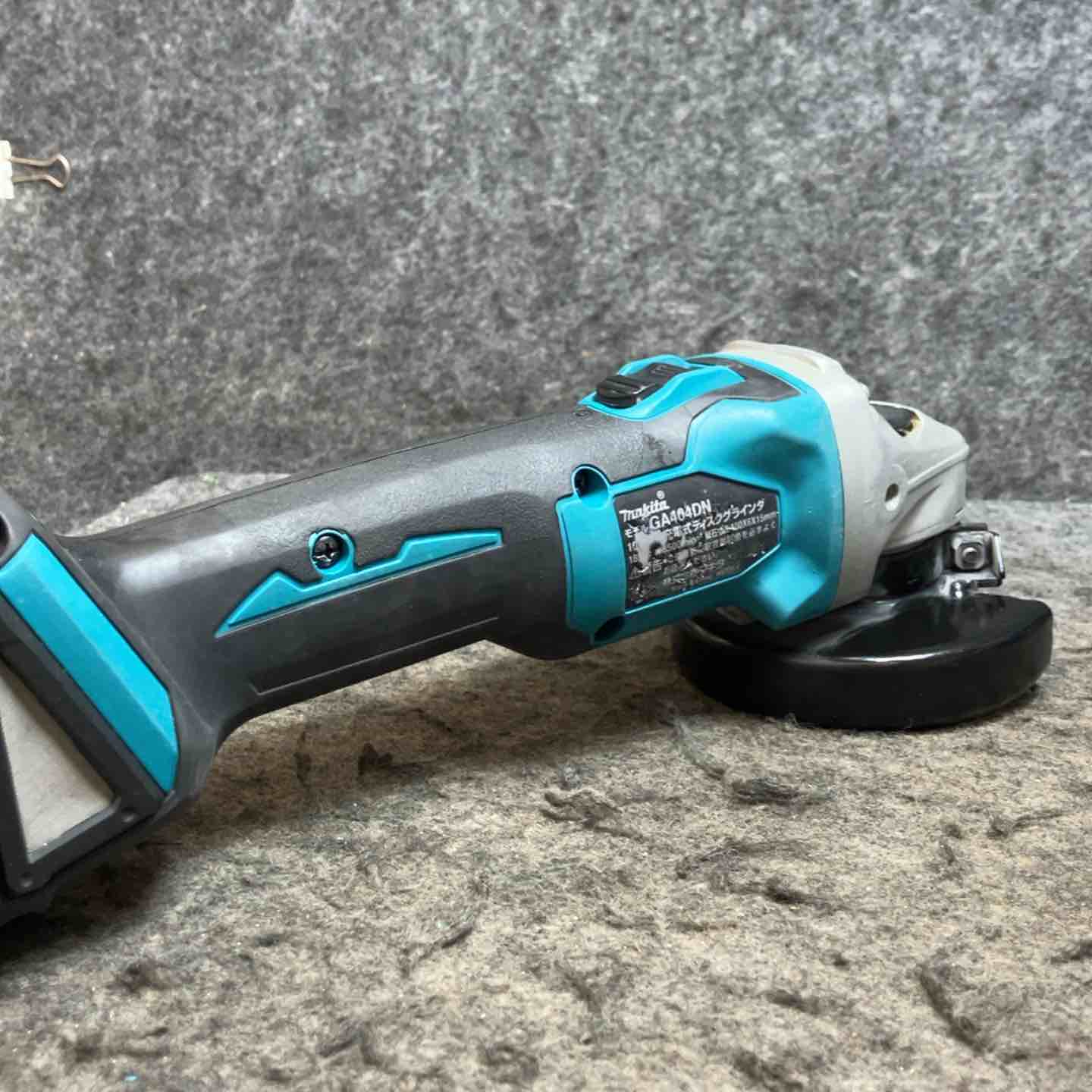 【中古】マキタ(makita) 100mmコードレスディスクグラインダ GA404DZN(6.0Ahバッテ...