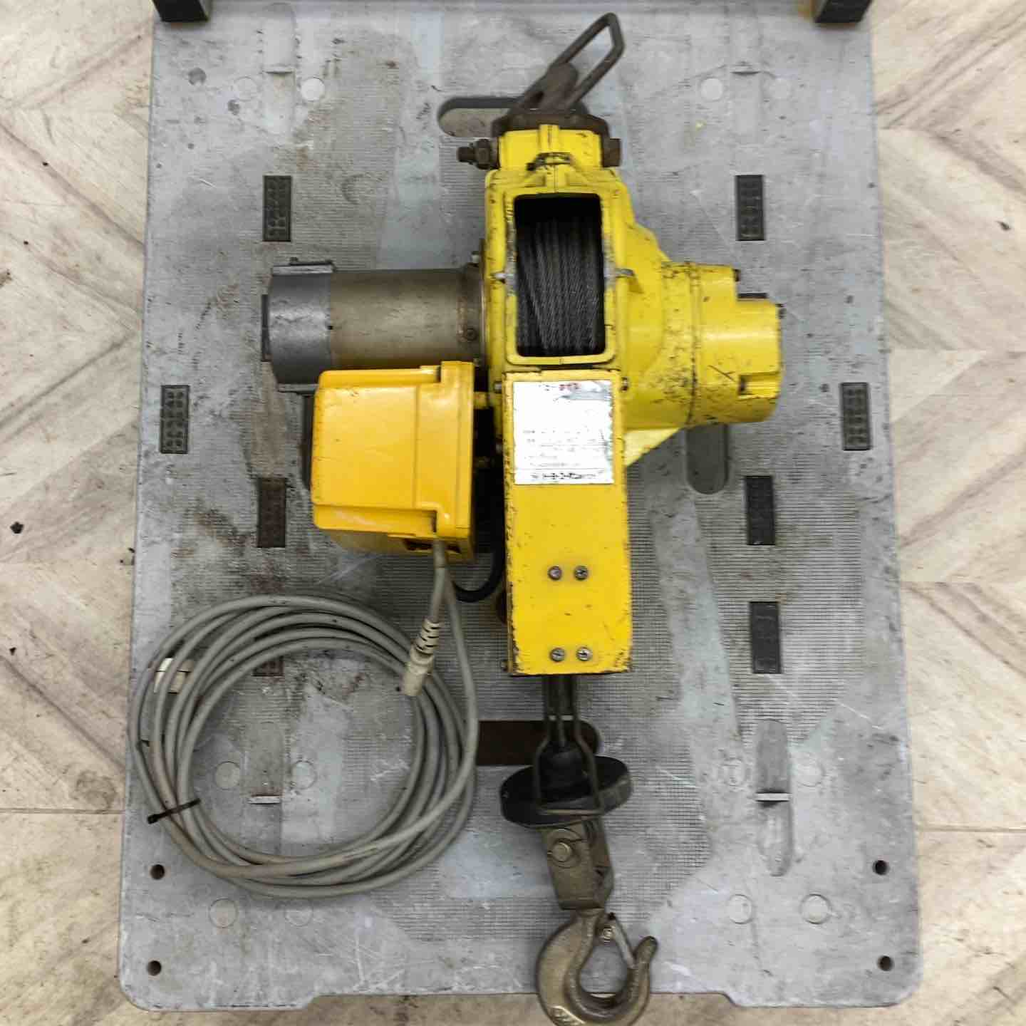 【動作確認】 通電のみ確認済み 【動作詳細】 【仕様】 吊り荷重　160kg　巻き上げ速度　10m/min 揚程　20m 自重　15kg 【コンディション詳細】 【シリ不明】本体のみ 【備考】 本体のみ　通電は店頭にある他商品のリモコンにて確認しています。 ～～～～～～～～～～ 商品をご検討いただきありがとうございます。 建築・建設現場、土木現場、工場で利用するプロ向けの工具を扱っています。 ～～～～～～～～～～ 付属品は写真に写っているもので全てです。 商品の状態、付属品等は掲載写真にてご確認をお願い致します。 【保証について】 商品が到着しましたら、受取評価を行う前に内容や動作に不備がないかご確認ください。 万が一、不備がございましたら商品到着後から7日間以内に、メッセージにてご連絡をお願い致します。 ※バッテリーおよび先端工具などの消耗品は保証の対象外となります。 ※メーカー保証書が付属している場合でも、当店は買取品（二次流通品）を扱っておりますため、捺印は行っておりません。 【配送について】 配送方法は変更できませんのでご了承ください。 ※配送先が沖縄県の場合、陸送のため到着にお時間がかかります。 又、離島の場合は商品到着に10日前後かかる場合がございますのでご了承下さい。 【領収書について】 楽天市場マイページの購入履歴より取得が可能ですので、そちらをご利用ください。 【ご購入に関する大切なご案内】 ▼在庫について こちらの商品は、店頭でも同時に展示・販売しております。 細心の注意を払っておりますが、ご購入手続きが完了した場合でも、店頭での販売とタイミングが重なった場合（在庫切れ）や、発送前の最終確認で保管中の破損が見つかった場合など、稀にご注文をキャンセルさせていただくことがございます。 ▼キャンセル時のご対応 万が一、上記理由によりお取引が完了できない場合は、誠に申し訳ございませんが、速やかに取引キャンセルおよびご返金の手続きをさせていただきます。 （※同等品のご用意や代替品の発送はいたしかねます） ▼免責事項について 商品の不具合や取引キャンセルによって生じた間接的な損害（例：作業の遅れ、他の機材の損傷、機会損失、逸失利益など）につきましては、当店では一切の補償をいたしかねます。 何かご不明点ございましたら、下記までご連絡をお願い致します。 -------------------- アクトツール越谷店 【TEL】048-940-9368 【アドレス】19go@actool.jp 【住所】埼玉県越谷市新越谷1丁目384−4 【対応時間】10：00～18：30 【定休日】毎週水曜日