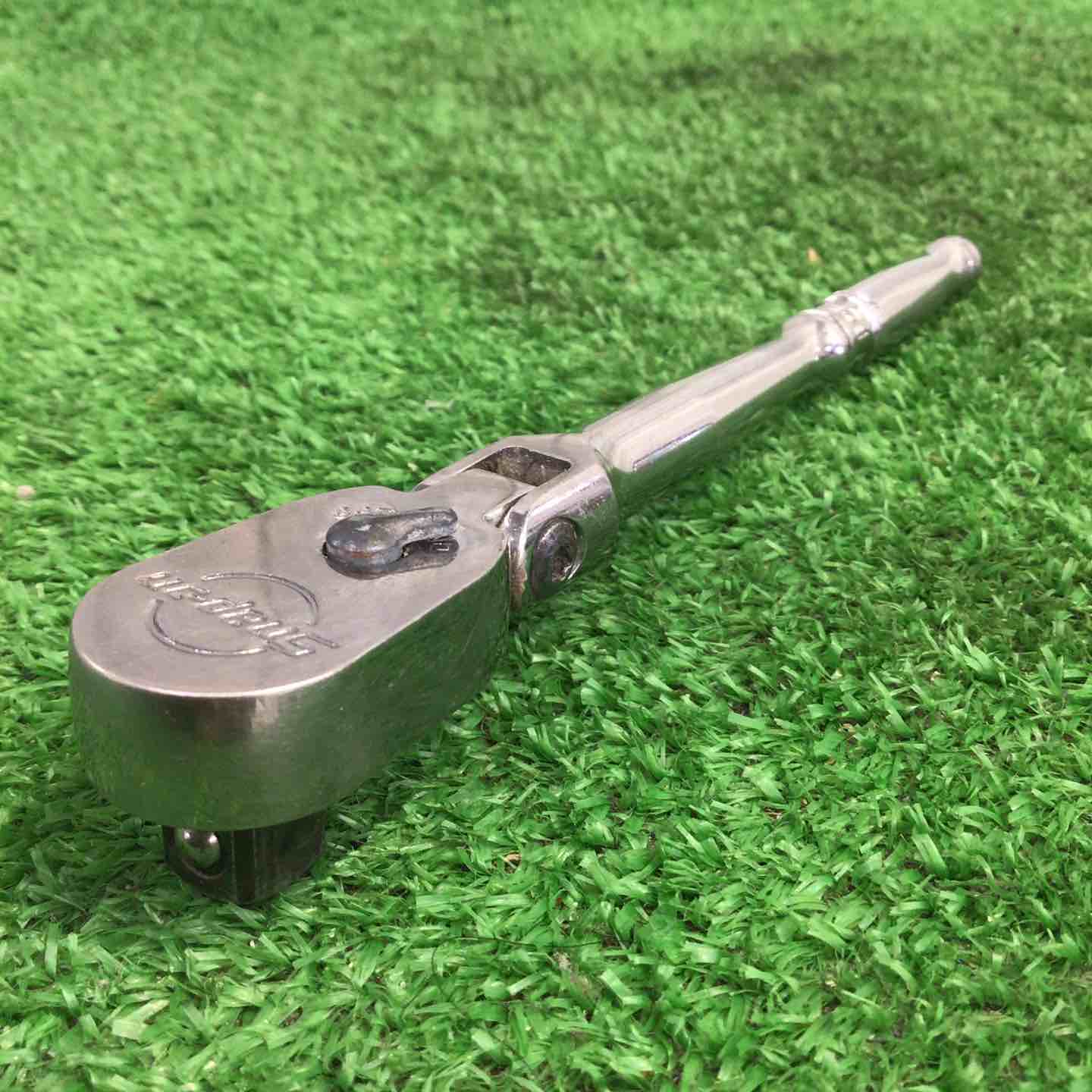 【動作確認】 動作確認済み 【動作詳細】 【仕様】 【コンディション詳細】 【備考】 ～～～～～～～～～～ 商品をご検討いただきありがとうございます。 建築・建設現場、土木現場、工場で利用するプロ向けの工具を扱っています。 ～～～～～～～～～～ 付属品は写真に写っているもので全てです。 商品の状態、付属品等は掲載写真にてご確認をお願い致します。 【保証について】 商品が到着しましたら、受取評価を行う前に内容や動作に不備がないかご確認ください。 万が一、不備がございましたら商品到着後から7日間以内に、メッセージにてご連絡をお願い致します。 ※バッテリーおよび先端工具などの消耗品は保証の対象外となります。 ※メーカー保証書が付属している場合でも、当店は買取品（二次流通品）を扱っておりますため、捺印は行っておりません。 【配送について】 配送方法は変更できませんのでご了承ください。 ※配送先が沖縄県の場合、陸送のため到着にお時間がかかります。 又、離島の場合は商品到着に10日前後かかる場合がございますのでご了承下さい。 【領収書について】 楽天市場マイページの購入履歴より取得が可能ですので、そちらをご利用ください。 【ご購入に関する大切なご案内】 ▼在庫について こちらの商品は、店頭でも同時に展示・販売しております。 細心の注意を払っておりますが、ご購入手続きが完了した場合でも、店頭での販売とタイミングが重なった場合（在庫切れ）や、発送前の最終確認で保管中の破損が見つかった場合など、稀にご注文をキャンセルさせていただくことがございます。 ▼キャンセル時のご対応 万が一、上記理由によりお取引が完了できない場合は、誠に申し訳ございませんが、速やかに取引キャンセルおよびご返金の手続きをさせていただきます。 （※同等品のご用意や代替品の発送はいたしかねます） ▼免責事項について 商品の不具合や取引キャンセルによって生じた間接的な損害（例：作業の遅れ、他の機材の損傷、機会損失、逸失利益など）につきましては、当店では一切の補償をいたしかねます。 何かご不明点ございましたら、下記までご連絡をお願い致します。 -------------------- アクトツール町田店 【TEL】042-850-5944 【アドレス】5go@actool.jp 【住所】東京都町田市南つくし野2丁目31−5 【対応時間】10：00～18：30 【定休日】毎週水曜日