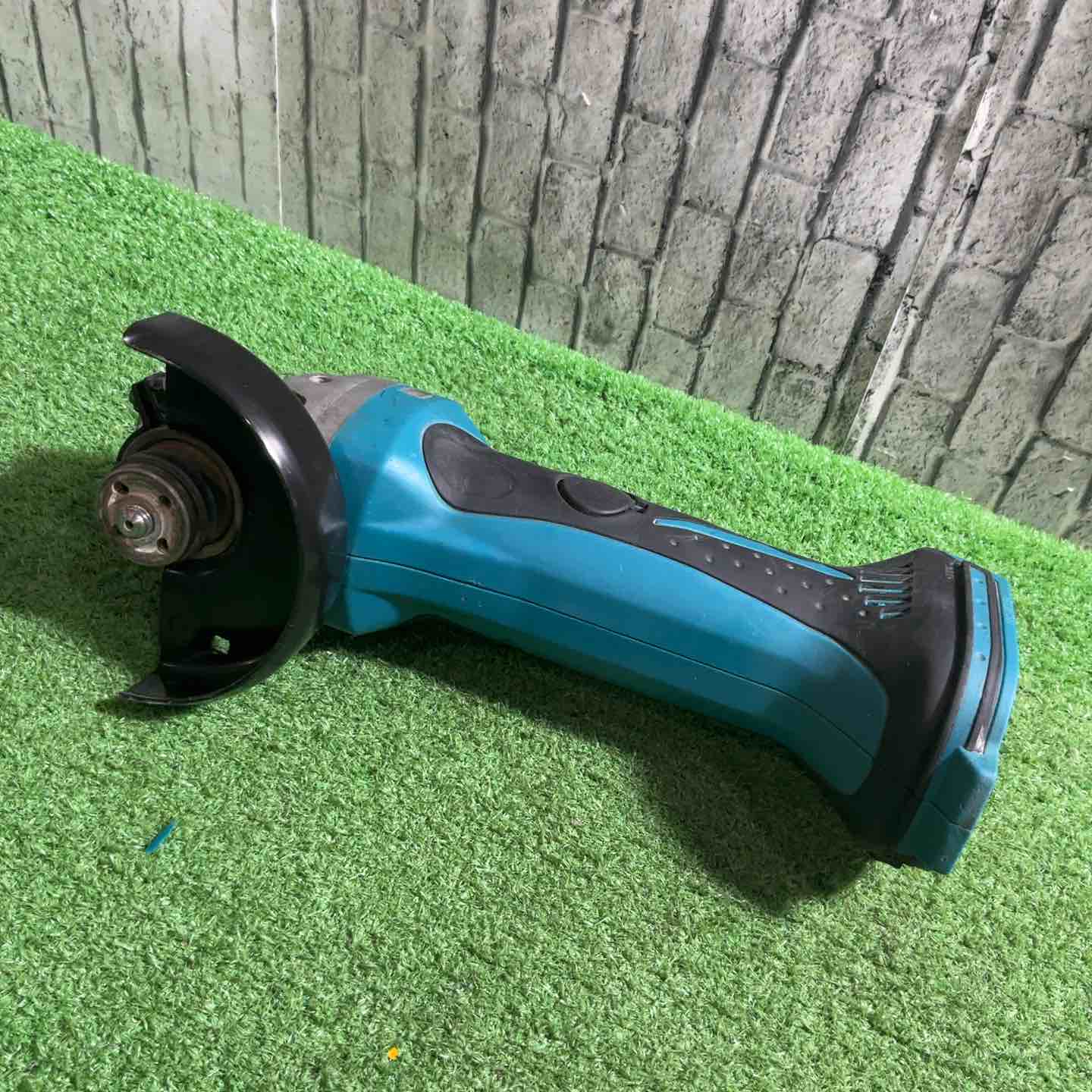【動作確認】 動作確認済み 【動作詳細】 【仕様】 【対応バッテリー】18V 【刃寸法】100mm 【回転数min-1(回転数/分)】11000min-1（回転/分） 【コンディション詳細】 【シリ不】 本体のみ 【備考】 本体のみ ～～～～～～～～～～ 商品をご検討いただきありがとうございます。 建築・建設現場、土木現場、工場で利用するプロ向けの工具を扱っています。 ～～～～～～～～～～ 付属品は写真に写っているもので全てです。 商品の状態、付属品等は掲載写真にてご確認をお願い致します。 【保証について】 商品が到着しましたら、受取評価を行う前に内容や動作に不備がないかご確認ください。 万が一、不備がございましたら商品到着後から7日間以内に、メッセージにてご連絡をお願い致します。 ※バッテリーおよび先端工具などの消耗品は保証の対象外となります。 ※メーカー保証書が付属している場合でも、当店は買取品（二次流通品）を扱っておりますため、捺印は行っておりません。 【配送について】 配送方法は変更できませんのでご了承ください。 ※配送先が沖縄県の場合、陸送のため到着にお時間がかかります。 又、離島の場合は商品到着に10日前後かかる場合がございますのでご了承下さい。 【領収書について】 楽天市場マイページの購入履歴より取得が可能ですので、そちらをご利用ください。 【ご購入に関する大切なご案内】 ▼在庫について こちらの商品は、店頭でも同時に展示・販売しております。 細心の注意を払っておりますが、ご購入手続きが完了した場合でも、店頭での販売とタイミングが重なった場合（在庫切れ）や、発送前の最終確認で保管中の破損が見つかった場合など、稀にご注文をキャンセルさせていただくことがございます。 ▼キャンセル時のご対応 万が一、上記理由によりお取引が完了できない場合は、誠に申し訳ございませんが、速やかに取引キャンセルおよびご返金の手続きをさせていただきます。 （※同等品のご用意や代替品の発送はいたしかねます） ▼免責事項について 商品の不具合や取引キャンセルによって生じた間接的な損害（例：作業の遅れ、他の機材の損傷、機会損失、逸失利益など）につきましては、当店では一切の補償をいたしかねます。 何かご不明点ございましたら、下記までご連絡をお願い致します。 -------------------- アクトツール川口店 【TEL】048-286-3714 【アドレス】3go@actool.jp 【住所】埼玉県川口市東本郷1460 【対応時間】10：00～18：30 【定休日】毎週水曜日