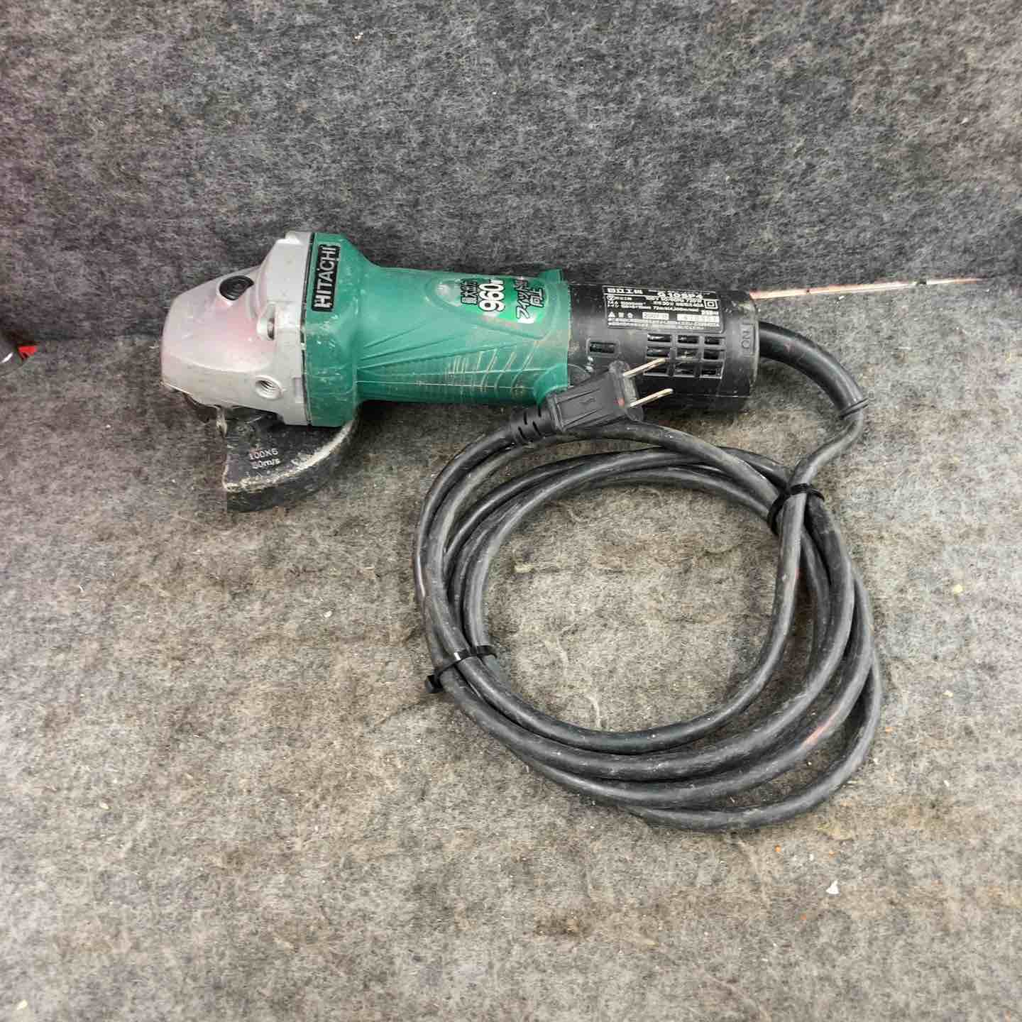 【動作確認】 動作確認済み 【動作詳細】 【仕様】 【電源】100V 【刃寸法】100mm 【回転数min-1(回転数/分)】12000min-1[回転/分] 【コンディション詳細】 【951】 【備考】 ～～～～～～～～～～ 商品をご検討いただきありがとうございます。 建築・建設現場、土木現場、工場で利用するプロ向けの工具を扱っています。 ～～～～～～～～～～ 付属品は写真に写っているもので全てです。 商品の状態、付属品等は掲載写真にてご確認をお願い致します。 【保証について】 商品が到着しましたら、受取評価を行う前に内容や動作に不備がないかご確認ください。 万が一、不備がございましたら商品到着後から7日間以内に、メッセージにてご連絡をお願い致します。 ※バッテリーおよび先端工具などの消耗品は保証の対象外となります。 ※メーカー保証書が付属している場合でも、当店は買取品（二次流通品）を扱っておりますため、捺印は行っておりません。 【配送について】 配送方法は変更できませんのでご了承ください。 ※配送先が沖縄県の場合、陸送のため到着にお時間がかかります。 又、離島の場合は商品到着に10日前後かかる場合がございますのでご了承下さい。 【領収書について】 楽天市場マイページの購入履歴より取得が可能ですので、そちらをご利用ください。 【ご購入に関する大切なご案内】 ▼在庫について こちらの商品は、店頭でも同時に展示・販売しております。 細心の注意を払っておりますが、ご購入手続きが完了した場合でも、店頭での販売とタイミングが重なった場合（在庫切れ）や、発送前の最終確認で保管中の破損が見つかった場合など、稀にご注文をキャンセルさせていただくことがございます。 ▼キャンセル時のご対応 万が一、上記理由によりお取引が完了できない場合は、誠に申し訳ございませんが、速やかに取引キャンセルおよびご返金の手続きをさせていただきます。 （※同等品のご用意や代替品の発送はいたしかねます） ▼免責事項について 商品の不具合や取引キャンセルによって生じた間接的な損害（例：作業の遅れ、他の機材の損傷、機会損失、逸失利益など）につきましては、当店では一切の補償をいたしかねます。 何かご不明点ございましたら、下記までご連絡をお願い致します。 -------------------- アクトツール鴻巣店 【TEL】048-501-5666 【アドレス】6go@actool.jp 【住所】埼玉県鴻巣市赤見台2丁目10−6 【対応時間】10：00～18：30 【定休日】毎週火曜日・水曜日