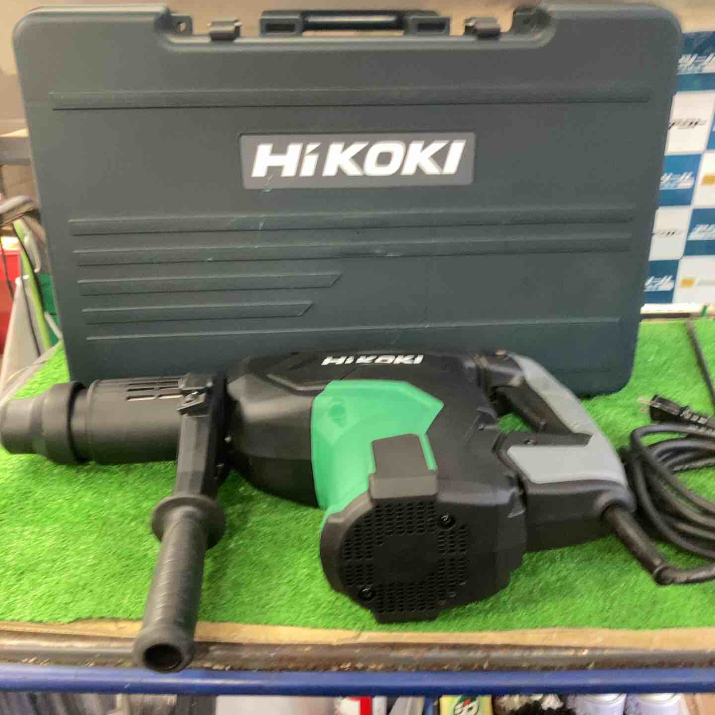 【動作確認】 未使用品(店頭展示品) 【動作詳細】 こちらは未使用品です。検品・撮影のため開封済み。 【仕様】 【電源】単相交流 50/60Hz 【穴あけ能力(mm)】ドリルビット45mm/コアビット125mm 【取付規格】SDS-maxシャンク 【コンディション詳細】 【109】 【備考】 ～～～～～～～～～～ 商品をご検討いただきありがとうございます。 建築・建設現場、土木現場、工場で利用するプロ向けの工具を扱っています。 ～～～～～～～～～～ 付属品は写真に写っているもので全てです。 商品の状態、付属品等は掲載写真にてご確認をお願い致します。 【保証について】 商品が到着しましたら、受取評価を行う前に内容や動作に不備がないかご確認ください。 万が一、不備がございましたら商品到着後から7日間以内に、メッセージにてご連絡をお願い致します。 ※バッテリーおよび先端工具などの消耗品は保証の対象外となります。 ※メーカー保証書が付属している場合でも、当店は買取品（二次流通品）を扱っておりますため、捺印は行っておりません。 【配送について】 配送方法は変更できませんのでご了承ください。 ※配送先が沖縄県の場合、陸送のため到着にお時間がかかります。 又、離島の場合は商品到着に10日前後かかる場合がございますのでご了承下さい。 【領収書について】 楽天市場マイページの購入履歴より取得が可能ですので、そちらをご利用ください。 【ご購入に関する大切なご案内】 ▼在庫について こちらの商品は、店頭でも同時に展示・販売しております。 細心の注意を払っておりますが、ご購入手続きが完了した場合でも、店頭での販売とタイミングが重なった場合（在庫切れ）や、発送前の最終確認で保管中の破損が見つかった場合など、稀にご注文をキャンセルさせていただくことがございます。 ▼キャンセル時のご対応 万が一、上記理由によりお取引が完了できない場合は、誠に申し訳ございませんが、速やかに取引キャンセルおよびご返金の手続きをさせていただきます。 （※同等品のご用意や代替品の発送はいたしかねます） ▼免責事項について 商品の不具合や取引キャンセルによって生じた間接的な損害（例：作業の遅れ、他の機材の損傷、機会損失、逸失利益など）につきましては、当店では一切の補償をいたしかねます。 何かご不明点ございましたら、下記までご連絡をお願い致します。 -------------------- アクトツール草加店 【TEL】048-920-5515 【アドレス】4go@actool.jp 【住所】埼玉県草加市西町458−9 【対応時間】10：00～18：30 【定休日】毎週水曜日