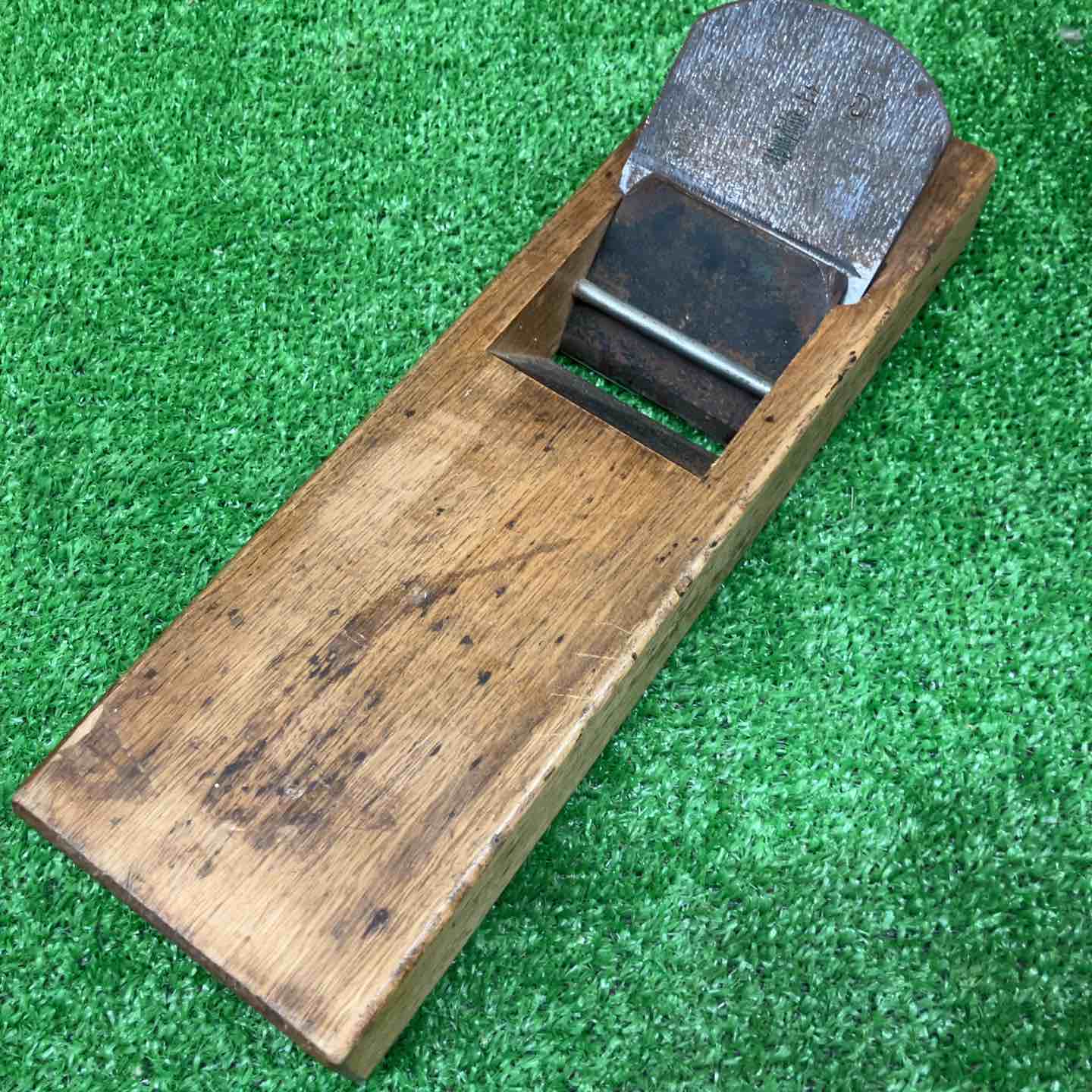 【動作確認】 動作未確認 【動作詳細】 【仕様】 【コンディション詳細】 【備考】 ～～～～～～～～～～ 商品をご検討いただきありがとうございます。 建築・建設現場、土木現場、工場で利用するプロ向けの工具を扱っています。 ～～～～～～～～～～ 付属品は写真に写っているもので全てです。 商品の状態、付属品等は掲載写真にてご確認をお願い致します。 【保証について】 商品が到着しましたら、受取評価を行う前に内容や動作に不備がないかご確認ください。 万が一、不備がございましたら商品到着後から7日間以内に、メッセージにてご連絡をお願い致します。 ※バッテリーおよび先端工具などの消耗品は保証の対象外となります。 ※メーカー保証書が付属している場合でも、当店は買取品（二次流通品）を扱っておりますため、捺印は行っておりません。 【配送について】 配送方法は変更できませんのでご了承ください。 ※配送先が沖縄県の場合、陸送のため到着にお時間がかかります。 又、離島の場合は商品到着に10日前後かかる場合がございますのでご了承下さい。 【領収書について】 楽天市場マイページの購入履歴より取得が可能ですので、そちらをご利用ください。 【ご購入に関する大切なご案内】 ▼在庫について こちらの商品は、店頭でも同時に展示・販売しております。 細心の注意を払っておりますが、ご購入手続きが完了した場合でも、店頭での販売とタイミングが重なった場合（在庫切れ）や、発送前の最終確認で保管中の破損が見つかった場合など、稀にご注文をキャンセルさせていただくことがございます。 ▼キャンセル時のご対応 万が一、上記理由によりお取引が完了できない場合は、誠に申し訳ございませんが、速やかに取引キャンセルおよびご返金の手続きをさせていただきます。 （※同等品のご用意や代替品の発送はいたしかねます） ▼免責事項について 商品の不具合や取引キャンセルによって生じた間接的な損害（例：作業の遅れ、他の機材の損傷、機会損失、逸失利益など）につきましては、当店では一切の補償をいたしかねます。 何かご不明点ございましたら、下記までご連絡をお願い致します。 -------------------- アクトツール鴻巣店 【TEL】048-501-5666 【アドレス】6go@actool.jp 【住所】埼玉県鴻巣市赤見台2丁目10−6 【対応時間】10：00～18：30 【定休日】毎週火曜日・水曜日