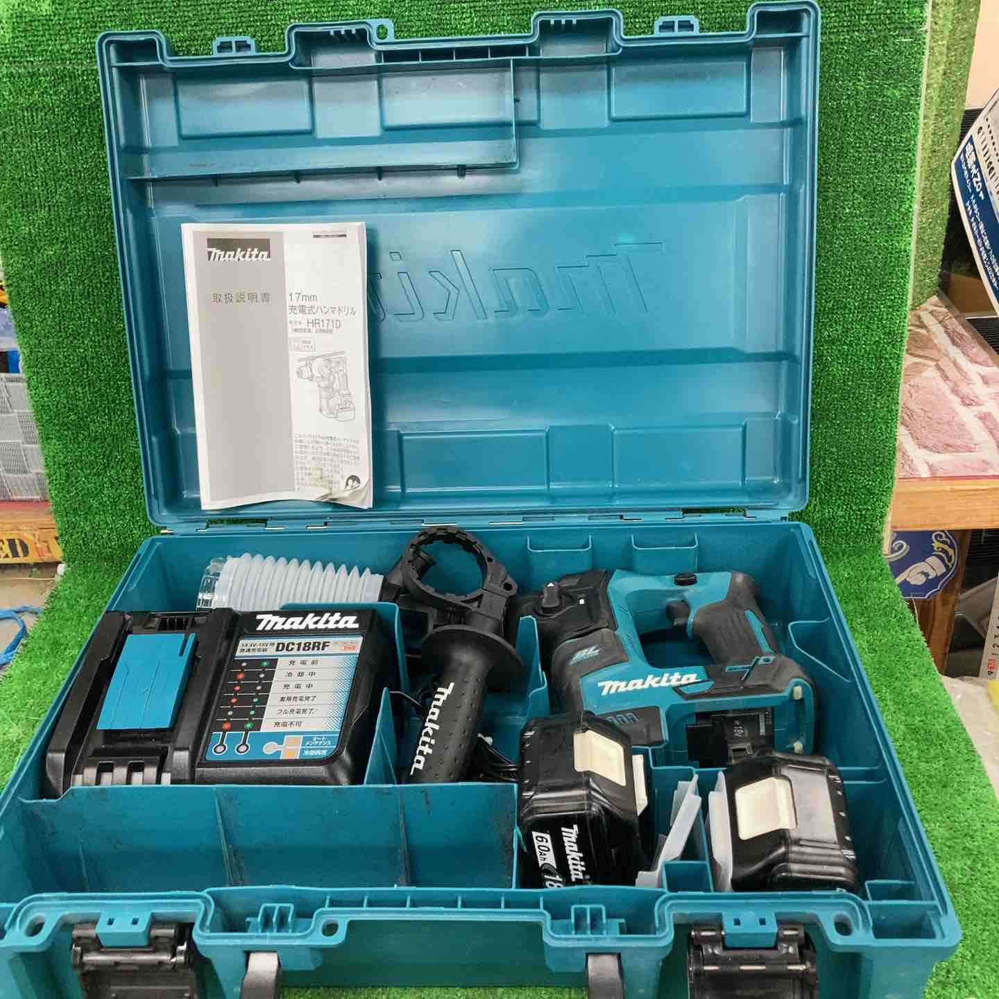 【動作確認】 動作確認済み 【動作詳細】 【仕様】 【対応バッテリー】18V 充電式 【穴あけ能力(mm)】15～19mm 【取付規格】SDSプラスシャンク 【コンディション詳細】 【090】 バッテリー2個（充電回数：39回＆19回)充電機、ケース 【備考】 ～～～～～～～～～～ 商品をご検討いただきありがとうございます。 建築・建設現場、土木現場、工場で利用するプロ向けの工具を扱っています。 ～～～～～～～～～～ 付属品は写真に写っているもので全てです。 商品の状態、付属品等は掲載写真にてご確認をお願い致します。 【保証について】 商品が到着しましたら、受取評価を行う前に内容や動作に不備がないかご確認ください。 万が一、不備がございましたら商品到着後から7日間以内に、メッセージにてご連絡をお願い致します。 ※バッテリーおよび先端工具などの消耗品は保証の対象外となります。 ※メーカー保証書が付属している場合でも、当店は買取品（二次流通品）を扱っておりますため、捺印は行っておりません。 【配送について】 配送方法は変更できませんのでご了承ください。 ※配送先が沖縄県の場合、陸送のため到着にお時間がかかります。 又、離島の場合は商品到着に10日前後かかる場合がございますのでご了承下さい。 【領収書について】 楽天市場マイページの購入履歴より取得が可能ですので、そちらをご利用ください。 【ご購入に関する大切なご案内】 ▼在庫について こちらの商品は、店頭でも同時に展示・販売しております。 細心の注意を払っておりますが、ご購入手続きが完了した場合でも、店頭での販売とタイミングが重なった場合（在庫切れ）や、発送前の最終確認で保管中の破損が見つかった場合など、稀にご注文をキャンセルさせていただくことがございます。 ▼キャンセル時のご対応 万が一、上記理由によりお取引が完了できない場合は、誠に申し訳ございませんが、速やかに取引キャンセルおよびご返金の手続きをさせていただきます。 （※同等品のご用意や代替品の発送はいたしかねます） ▼免責事項について 商品の不具合や取引キャンセルによって生じた間接的な損害（例：作業の遅れ、他の機材の損傷、機会損失、逸失利益など）につきましては、当店では一切の補償をいたしかねます。 何かご不明点ございましたら、下記までご連絡をお願い致します。 -------------------- アクトツール川崎店 【TEL】044-920-9333 【アドレス】8go@actool.jp 【住所】神奈川県川崎市宮前区有馬2丁目12−14 【対応時間】10：00～18：30 【定休日】毎週水曜日