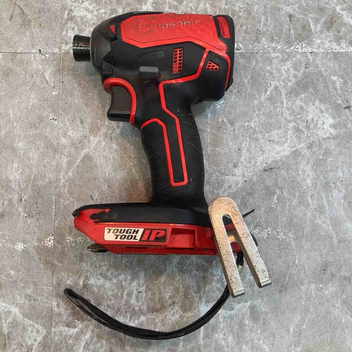 【動作確認】 動作確認済み 【動作詳細】 【仕様】 【最大トルク】160～170N.m(14.4V使用時～18V使用時) 【対応バッテリー】14.4V/18V兼用充電式 【コンディション詳細】 【400】※弱の動作が安定しない 【備考】 ※弱の動作が安定しないため保証のない商品となっています。ご了承の上ご検討下さい。 ～～～～～～～～～～ 商品をご検討いただきありがとうございます。 建築・建設現場、土木現場、工場で利用するプロ向けの工具を扱っています。 ～～～～～～～～～～ 付属品は写真に写っているもので全てです。 商品の状態、付属品等は掲載写真にてご確認をお願い致します。 【保証について】 商品が到着しましたら、受取評価を行う前に内容や動作に不備がないかご確認ください。 万が一、不備がございましたら商品到着後から7日間以内に、メッセージにてご連絡をお願い致します。 ※バッテリーおよび先端工具などの消耗品は保証の対象外となります。 ※メーカー保証書が付属している場合でも、当店は買取品（二次流通品）を扱っておりますため、捺印は行っておりません。 【配送について】 配送方法は変更できませんのでご了承ください。 ※配送先が沖縄県の場合、陸送のため到着にお時間がかかります。 又、離島の場合は商品到着に10日前後かかる場合がございますのでご了承下さい。 【領収書について】 楽天市場マイページの購入履歴より取得が可能ですので、そちらをご利用ください。 【ご購入に関する大切なご案内】 ▼在庫について こちらの商品は、店頭でも同時に展示・販売しております。 細心の注意を払っておりますが、ご購入手続きが完了した場合でも、店頭での販売とタイミングが重なった場合（在庫切れ）や、発送前の最終確認で保管中の破損が見つかった場合など、稀にご注文をキャンセルさせていただくことがございます。 ▼キャンセル時のご対応 万が一、上記理由によりお取引が完了できない場合は、誠に申し訳ございませんが、速やかに取引キャンセルおよびご返金の手続きをさせていただきます。 （※同等品のご用意や代替品の発送はいたしかねます） ▼免責事項について 商品の不具合や取引キャンセルによって生じた間接的な損害（例：作業の遅れ、他の機材の損傷、機会損失、逸失利益など）につきましては、当店では一切の補償をいたしかねます。 何かご不明点ございましたら、下記までご連絡をお願い致します。 -------------------- アクトツール八潮店 【TEL】048-954-4557 【アドレス】14go@actool.jp 【住所】埼玉県八潮市南後谷519 【対応時間】10：00～18：30 【定休日】毎週水曜日