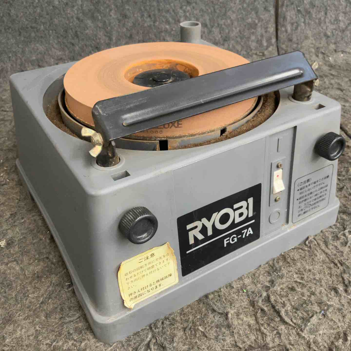 【動作確認】 通電のみ確認済み 【動作詳細】 【仕様】 砥石サイズ：180Φx20tx70Φ 回転数：600RPM 定格：20分 【コンディション詳細】 【355】刃物ガイド付属 【備考】 「現状品」 ですので返金・返品は出来ません。また、ノークレームでお願いいたします。 ～～～～～～～～～～ 商品をご検討いただきありがとうございます。 建築・建設現場、土木現場、工場で利用するプロ向けの工具を扱っています。 ～～～～～～～～～～ 付属品は写真に写っているもので全てです。 商品の状態、付属品等は掲載写真にてご確認をお願い致します。 【保証について】 商品が到着しましたら、受取評価を行う前に内容や動作に不備がないかご確認ください。 万が一、不備がございましたら商品到着後から7日間以内に、メッセージにてご連絡をお願い致します。 ※バッテリーおよび先端工具などの消耗品は保証の対象外となります。 ※メーカー保証書が付属している場合でも、当店は買取品（二次流通品）を扱っておりますため、捺印は行っておりません。 【配送について】 配送方法は変更できませんのでご了承ください。 ※配送先が沖縄県の場合、陸送のため到着にお時間がかかります。 又、離島の場合は商品到着に10日前後かかる場合がございますのでご了承下さい。 【領収書について】 楽天市場マイページの購入履歴より取得が可能ですので、そちらをご利用ください。 【ご購入に関する大切なご案内】 ▼在庫について こちらの商品は、店頭でも同時に展示・販売しております。 細心の注意を払っておりますが、ご購入手続きが完了した場合でも、店頭での販売とタイミングが重なった場合（在庫切れ）や、発送前の最終確認で保管中の破損が見つかった場合など、稀にご注文をキャンセルさせていただくことがございます。 ▼キャンセル時のご対応 万が一、上記理由によりお取引が完了できない場合は、誠に申し訳ございませんが、速やかに取引キャンセルおよびご返金の手続きをさせていただきます。 （※同等品のご用意や代替品の発送はいたしかねます） ▼免責事項について 商品の不具合や取引キャンセルによって生じた間接的な損害（例：作業の遅れ、他の機材の損傷、機会損失、逸失利益など）につきましては、当店では一切の補償をいたしかねます。 何かご不明点ございましたら、下記までご連絡をお願い致します。 -------------------- アクトツール鴻巣店 【TEL】048-501-5666 【アドレス】6go@actool.jp 【住所】埼玉県鴻巣市赤見台2丁目10−6 【対応時間】10：00～18：30 【定休日】毎週火曜日・水曜日