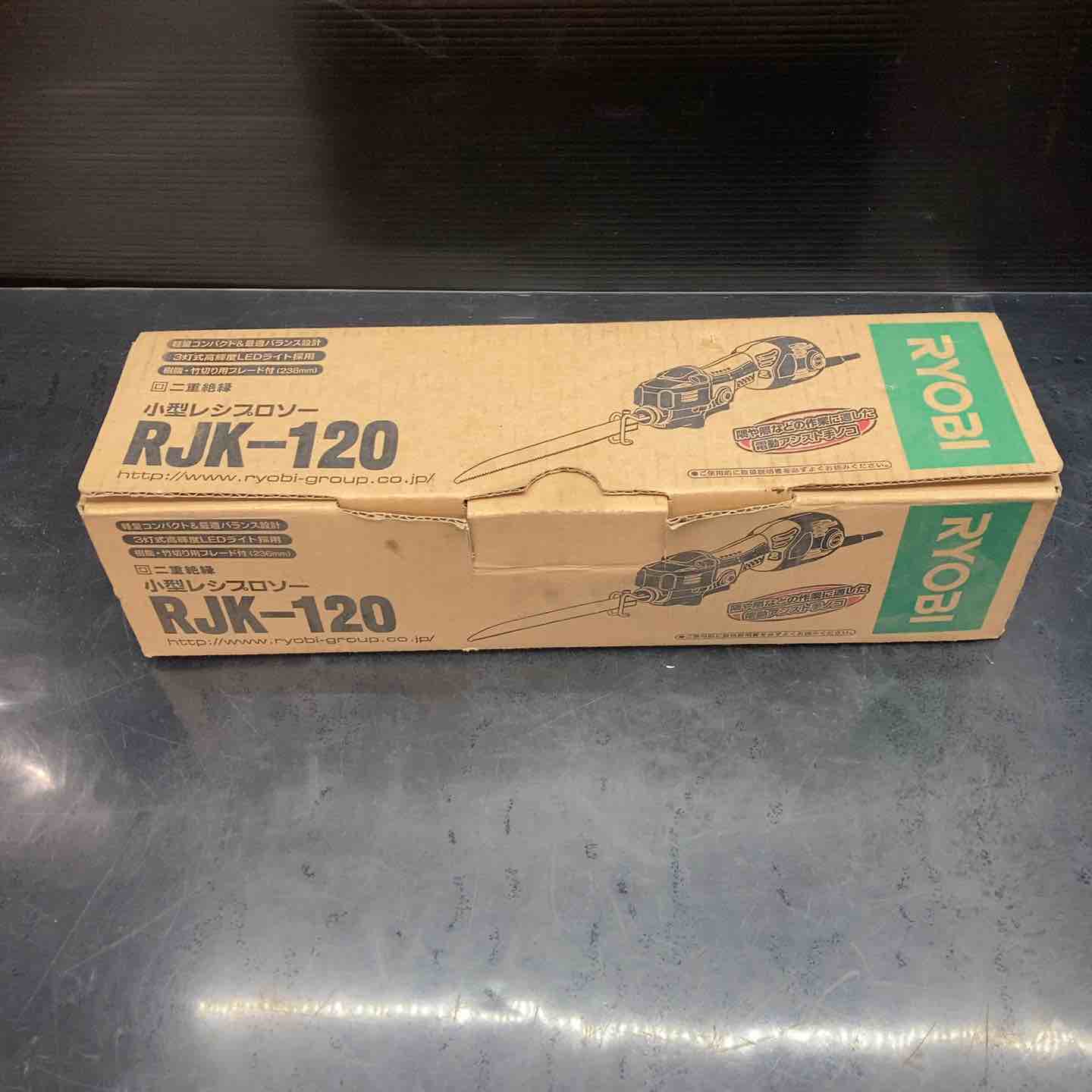 【動作確認】 未使用品 【動作詳細】 こちらの商品は未使用品です。検品・撮影のため開封済み。 【仕様】 切断能力＞ 塩ビ管(直径)120mm・木材55mm・軟鋼材3.5mm 電　源：単相100V 電　流：3A 消費電力：280W 質　量：1.2kg コード：5m 機体寸法：長さ320×幅70×高さ103mm 【コンディション詳細】 【867】外箱汚れ有 【備考】 ～～～～～～～～～～ 商品をご検討いただきありがとうございます。 建築・建設現場、土木現場、工場で利用するプロ向けの工具を扱っています。 ～～～～～～～～～～ 付属品は写真に写っているもので全てです。 商品の状態、付属品等は掲載写真にてご確認をお願い致します。 【保証について】 商品が到着しましたら、受取評価を行う前に内容や動作に不備がないかご確認ください。 万が一、不備がございましたら商品到着後から7日間以内に、メッセージにてご連絡をお願い致します。 ※バッテリーおよび先端工具などの消耗品は保証の対象外となります。 ※メーカー保証書が付属している場合でも、当店は買取品（二次流通品）を扱っておりますため、捺印は行っておりません。 【配送について】 配送方法は変更できませんのでご了承ください。 ※配送先が沖縄県の場合、陸送のため到着にお時間がかかります。 又、離島の場合は商品到着に10日前後かかる場合がございますのでご了承下さい。 【領収書について】 楽天市場マイページの購入履歴より取得が可能ですので、そちらをご利用ください。 【ご購入に関する大切なご案内】 ▼在庫について こちらの商品は、店頭でも同時に展示・販売しております。 細心の注意を払っておりますが、ご購入手続きが完了した場合でも、店頭での販売とタイミングが重なった場合（在庫切れ）や、発送前の最終確認で保管中の破損が見つかった場合など、稀にご注文をキャンセルさせていただくことがございます。 ▼キャンセル時のご対応 万が一、上記理由によりお取引が完了できない場合は、誠に申し訳ございませんが、速やかに取引キャンセルおよびご返金の手続きをさせていただきます。 （※同等品のご用意や代替品の発送はいたしかねます） ▼免責事項について 商品の不具合や取引キャンセルによって生じた間接的な損害（例：作業の遅れ、他の機材の損傷、機会損失、逸失利益など）につきましては、当店では一切の補償をいたしかねます。 何かご不明点ございましたら、下記までご連絡をお願い致します。 -------------------- アクトツール川越店 【TEL】049-256-9577 【アドレス】18go@actool.jp 【住所】埼玉県川越市広栄町11−1 【対応時間】10：00～18：30 【定休日】毎週水曜日