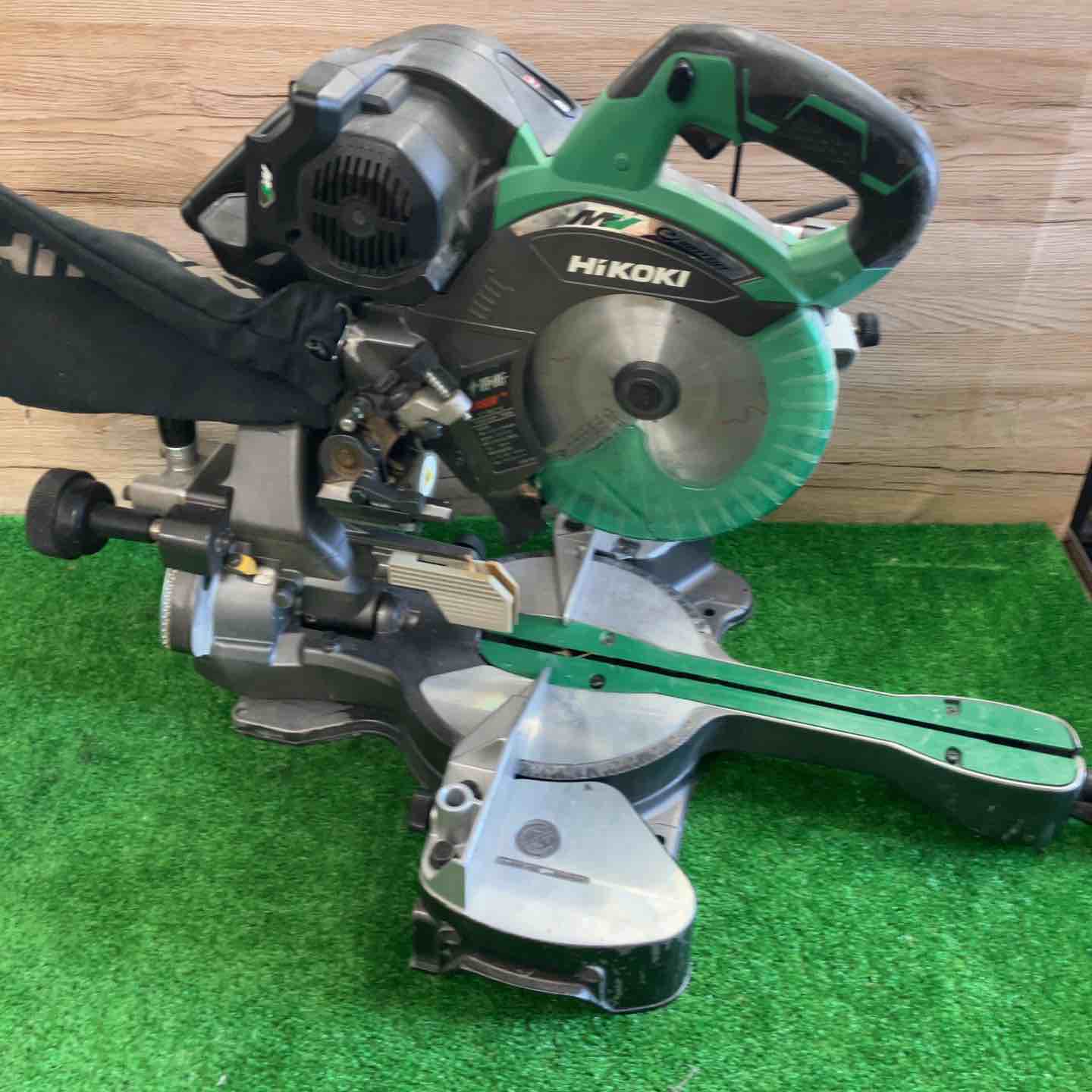 【動作確認】 動作確認済み 【動作詳細】 【仕様】 【対応バッテリー】36V-40V充電式 【刃寸法】外径180～190mm×穴径20mm 【切断能力】左45°：41×312mm、0°(直角)：61×312mm、右45°：18×312mm 【コンディション詳細】 【068】※レーザー光弱い 【備考】 レーザー薄めです ～～～～～～～～～～ 商品をご検討いただきありがとうございます。 建築・建設現場、土木現場、工場で利用するプロ向けの工具を扱っています。 ～～～～～～～～～～ 付属品は写真に写っているもので全てです。 商品の状態、付属品等は掲載写真にてご確認をお願い致します。 【保証について】 商品が到着しましたら、受取評価を行う前に内容や動作に不備がないかご確認ください。 万が一、不備がございましたら商品到着後から7日間以内に、メッセージにてご連絡をお願い致します。 ※バッテリーおよび先端工具などの消耗品は保証の対象外となります。 ※メーカー保証書が付属している場合でも、当店は買取品（二次流通品）を扱っておりますため、捺印は行っておりません。 【配送について】 配送方法は変更できませんのでご了承ください。 ※配送先が沖縄県の場合、陸送のため到着にお時間がかかります。 又、離島の場合は商品到着に10日前後かかる場合がございますのでご了承下さい。 【領収書について】 楽天市場マイページの購入履歴より取得が可能ですので、そちらをご利用ください。 【ご購入に関する大切なご案内】 ▼在庫について こちらの商品は、店頭でも同時に展示・販売しております。 細心の注意を払っておりますが、ご購入手続きが完了した場合でも、店頭での販売とタイミングが重なった場合（在庫切れ）や、発送前の最終確認で保管中の破損が見つかった場合など、稀にご注文をキャンセルさせていただくことがございます。 ▼キャンセル時のご対応 万が一、上記理由によりお取引が完了できない場合は、誠に申し訳ございませんが、速やかに取引キャンセルおよびご返金の手続きをさせていただきます。 （※同等品のご用意や代替品の発送はいたしかねます） ▼免責事項について 商品の不具合や取引キャンセルによって生じた間接的な損害（例：作業の遅れ、他の機材の損傷、機会損失、逸失利益など）につきましては、当店では一切の補償をいたしかねます。 何かご不明点ございましたら、下記までご連絡をお願い致します。 -------------------- アクトツール町田店 【TEL】042-850-5944 【アドレス】5go@actool.jp 【住所】東京都町田市南つくし野2丁目31−5 【対応時間】10：00～18：30 【定休日】毎週水曜日