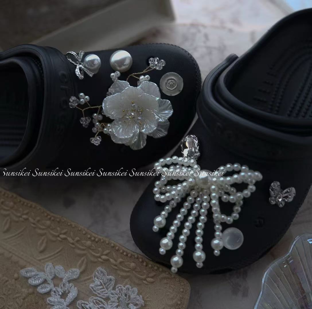 8点セット ライトブルー パール ロック かっこいい 上品 ダイヤモンド リボン キラキラ ラメ 高級 シルバー サンダルデコレーションピン ジャムチャームズ ジビッツ ビッグ お花 かわいい SNS話題 オシャレ おしゃれ Y2K 韓国っぽ オトナ女子 垢ぬけ