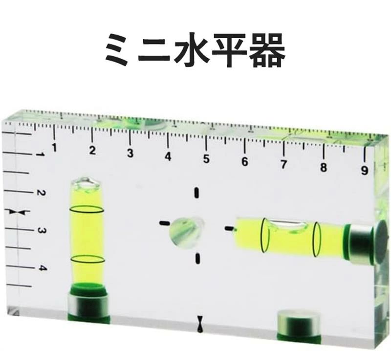 【気泡管が見やすい】 透明アクリル樹脂を採用し、上面と側面の両方から気泡を確認可能。水平・垂直の2方向を測定できる気泡管付きで、精確な測定をサポートします。 【ケガキ穴付き】 スイッチボックスの取付作業に便利なケガキ穴を搭載。下穴の位置決めが簡単にでき、作業効率を向上させます。 【マグネット内蔵】 底面に強力マグネットを2個搭載。鉄製の対象物に固定でき、両手を自由に使いながら水平・垂直測定が可能です。 【携帯に便利なコンパクトサイズ】 手のひらサイズでポケットや工具袋に収納可能。現場作業やDIYで持ち運びやすく、必要なときにすぐ取り出せます。 【幅広い使用シーン】 建築、土木、配管工事、内装工事、DIY作業など、あらゆる現場で水平・垂直測定に活躍。縦横のメモリ付きで簡易スケールとしても使用できます。【気泡管が見やすい】 透明アクリル樹脂を採用し、上面と側面の両方から気泡を確認可能。水平・垂直の2方向を測定できる気泡管付きで、精確な測定をサポートします。 【ケガキ穴付き】 スイッチボックスの取付作業に便利なケガキ穴を搭載。下穴の位置決めが簡単にでき、作業効率を向上させます。 【マグネット内蔵】 底面に強力マグネットを2個搭載。鉄製の対象物に固定でき、両手を自由に使いながら水平・垂直測定が可能です。 【携帯に便利なコンパクトサイズ】 手のひらサイズでポケットや工具袋に収納可能。現場作業やDIYで持ち運びやすく、必要なときにすぐ取り出せます。 【幅広い使用シーン】 建築、土木、配管工事、内装工事、DIY作業など、あらゆる現場で水平・垂直測定に活躍。縦横のメモリ付きで簡易スケールとしても使用できます。